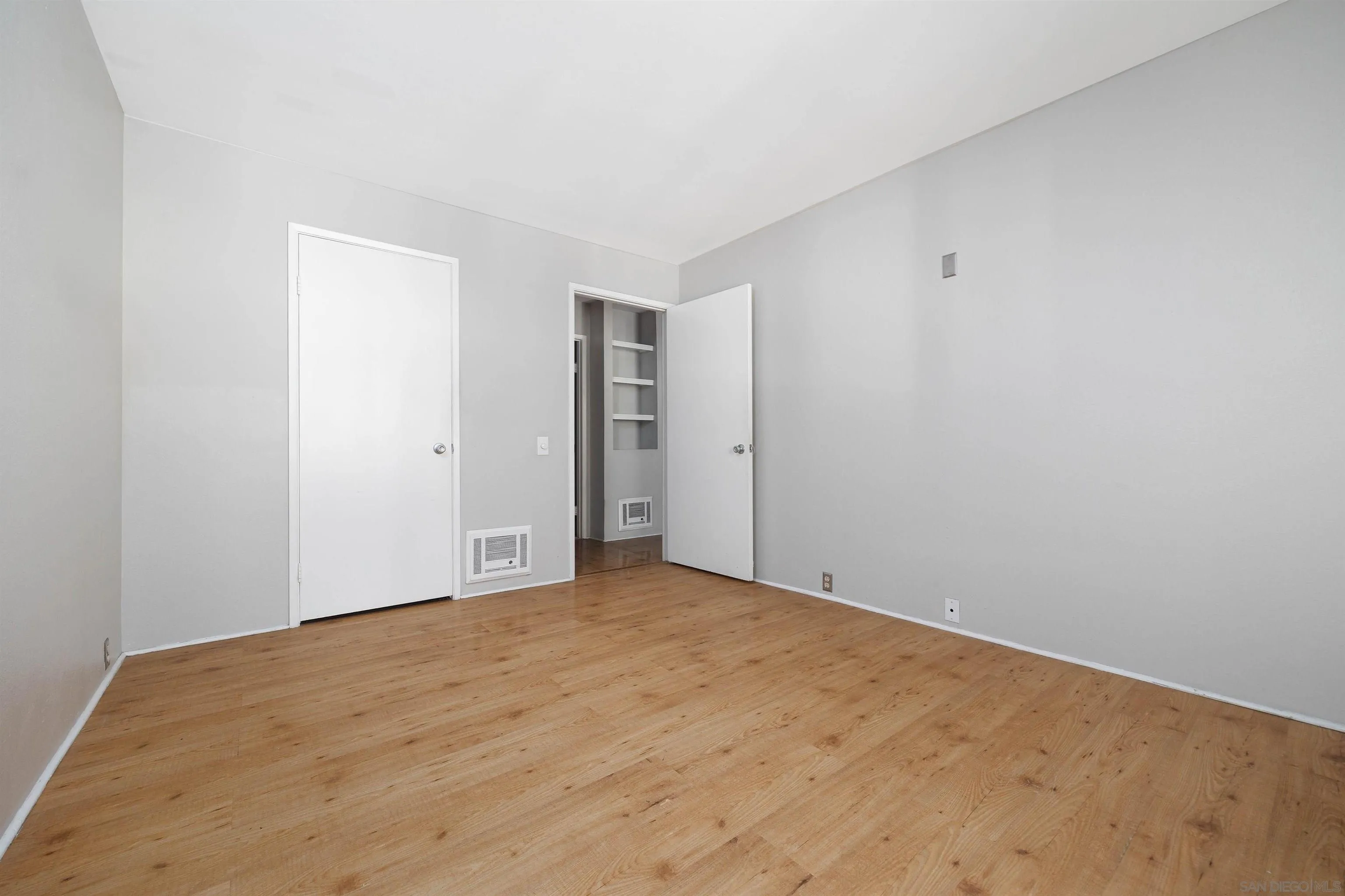 Photo #3: 240003708 Listing 
