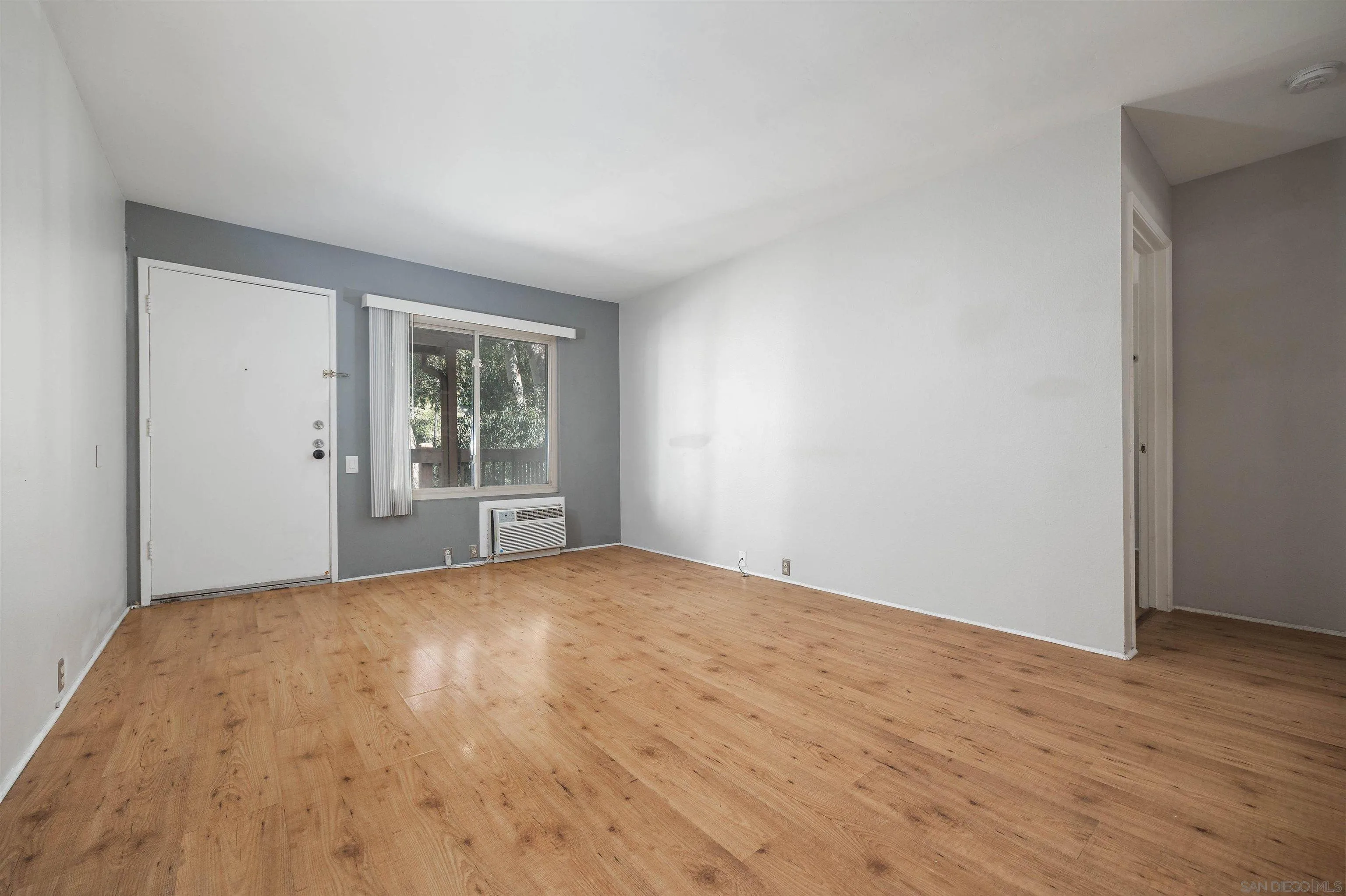 Photo #4: 240003708 Listing 