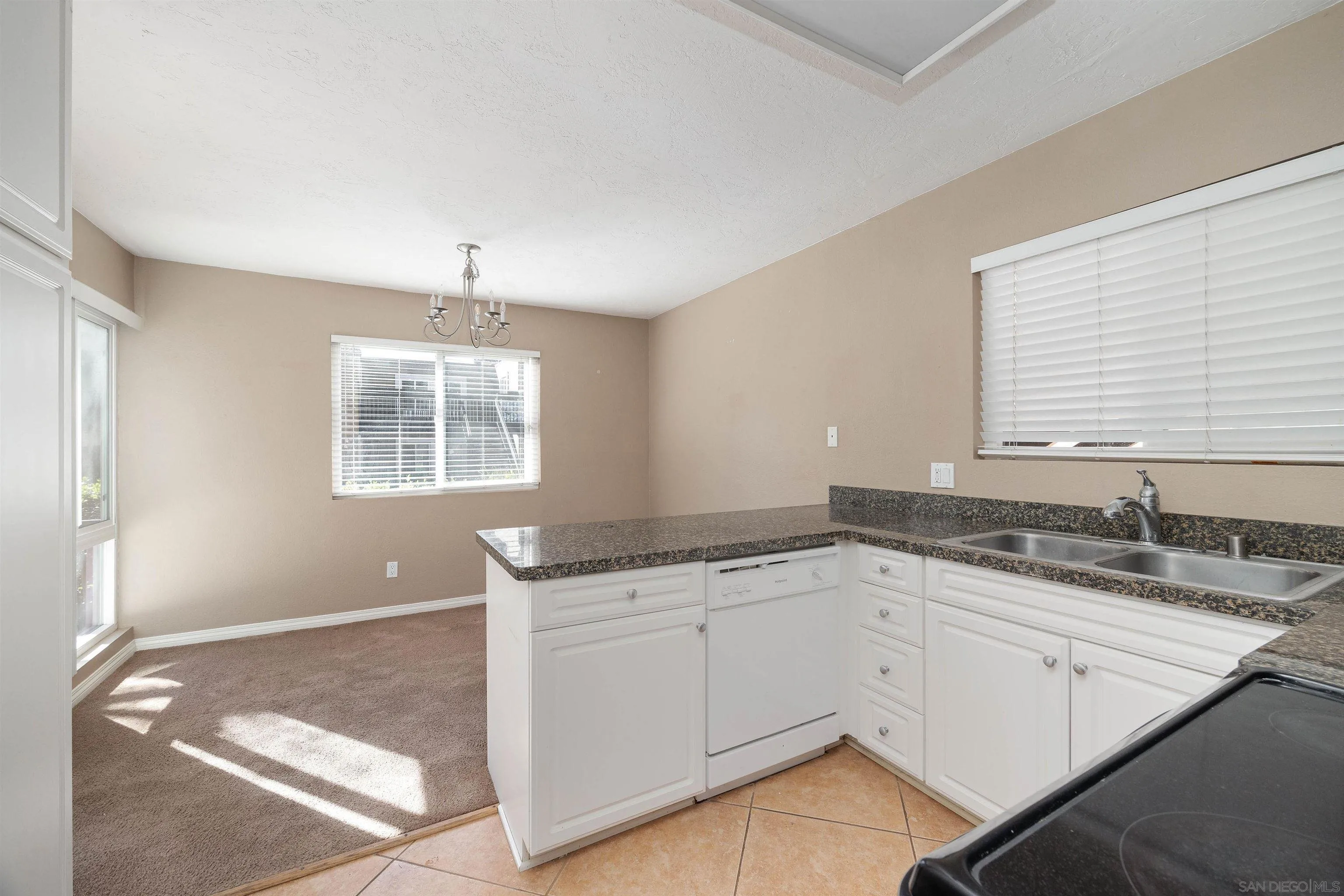 Photo #4: 240004558 Listing 
