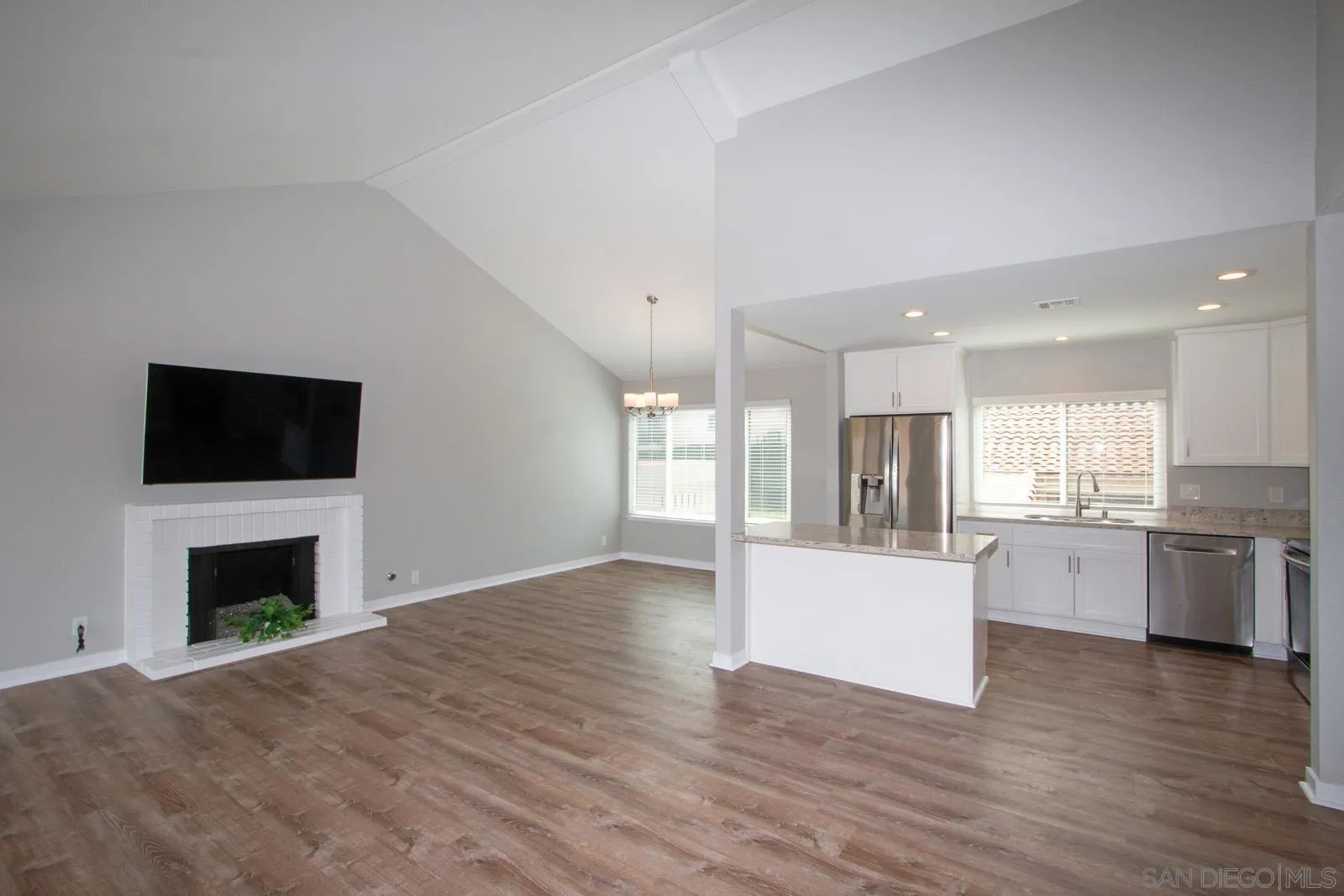 Photo #6: 240004585 Listing 