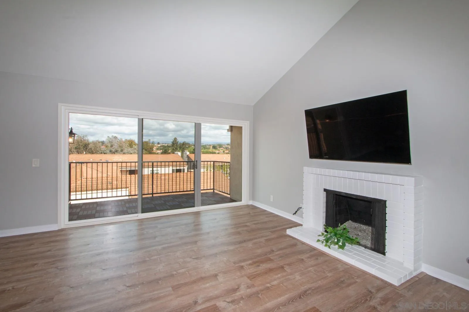 Photo #5: 240004585 Listing 