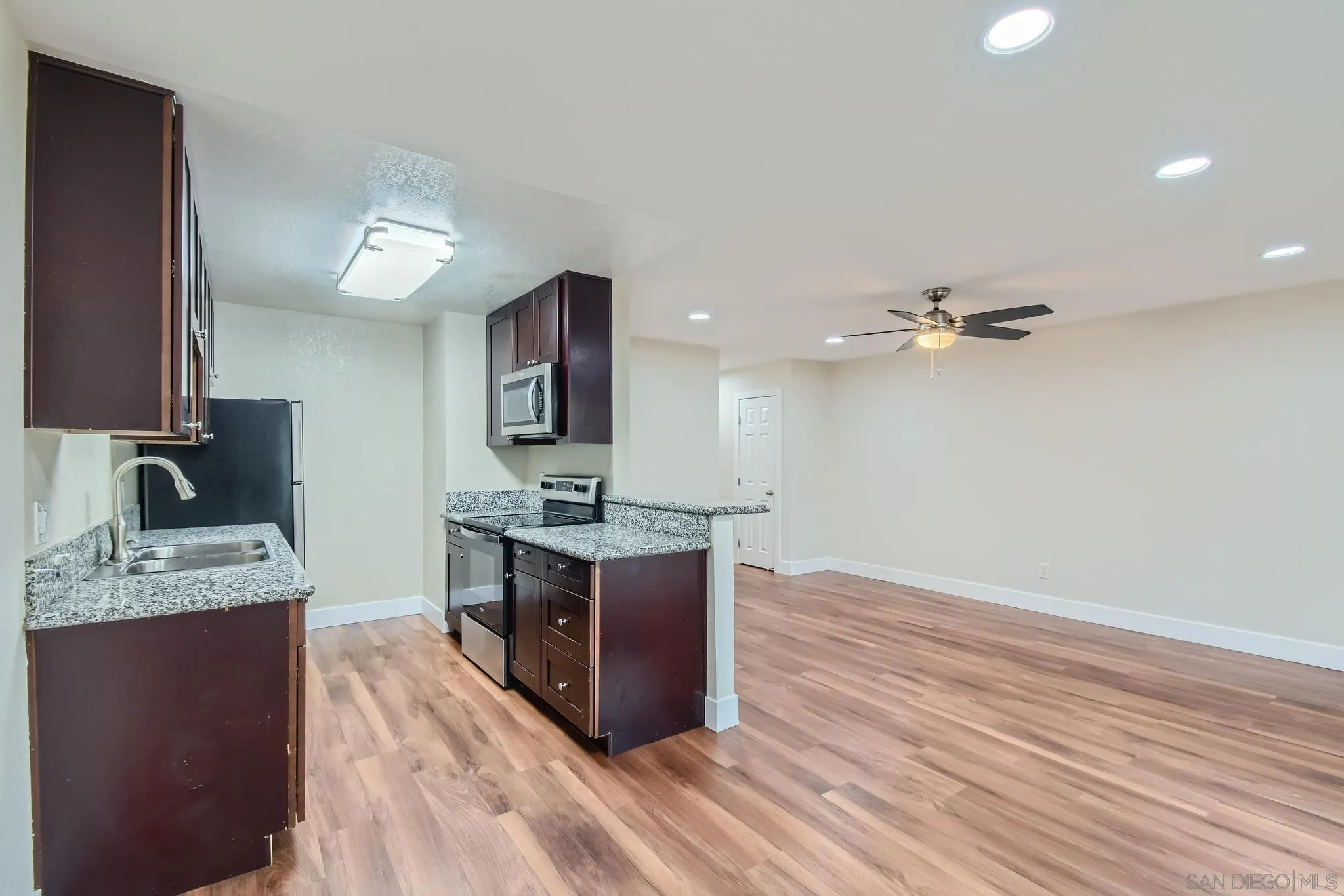 Photo #4: 240004650 Listing 