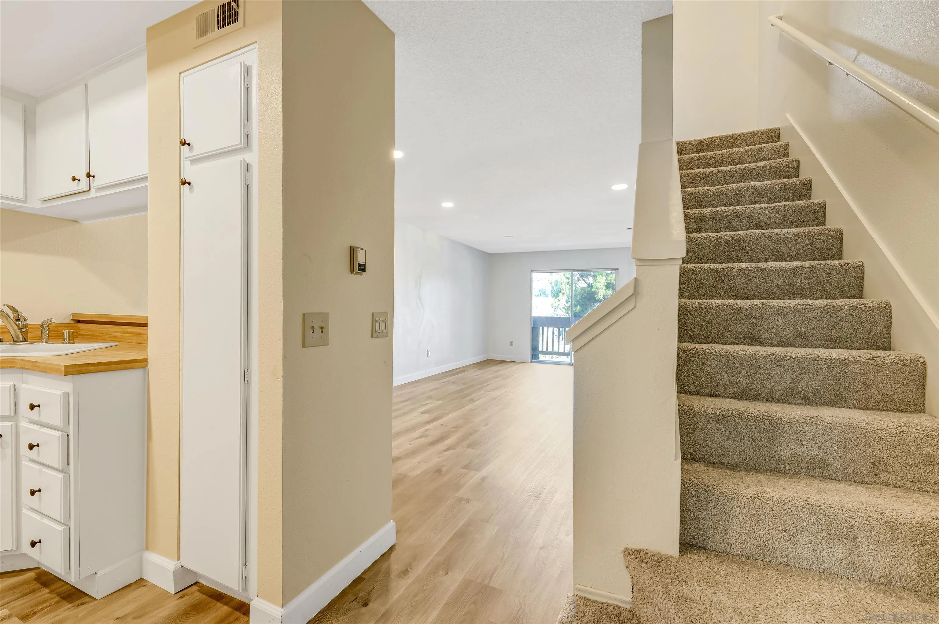 Photo #4: 240004653 Listing 