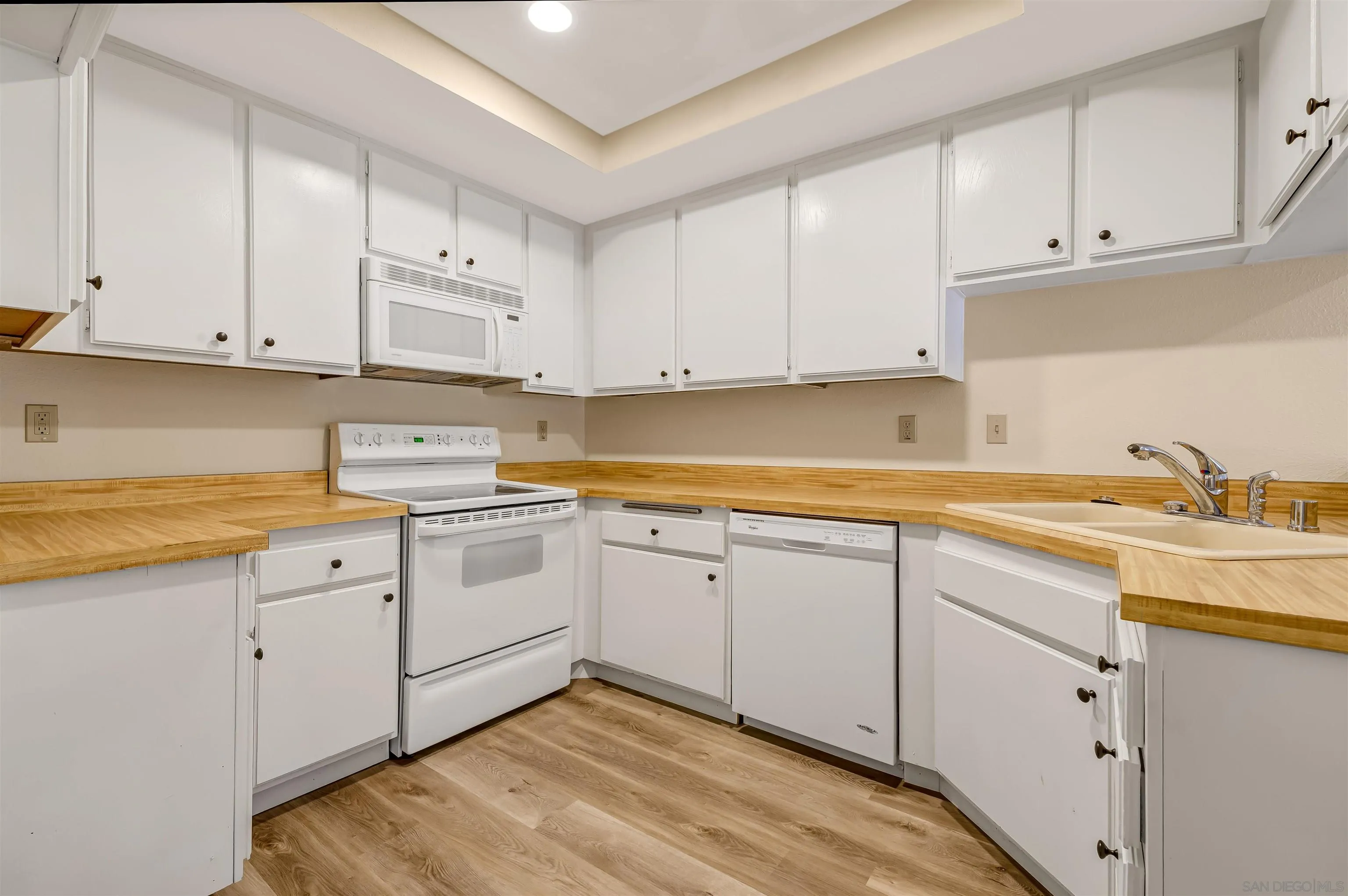 Photo #5: 240004653 Listing 