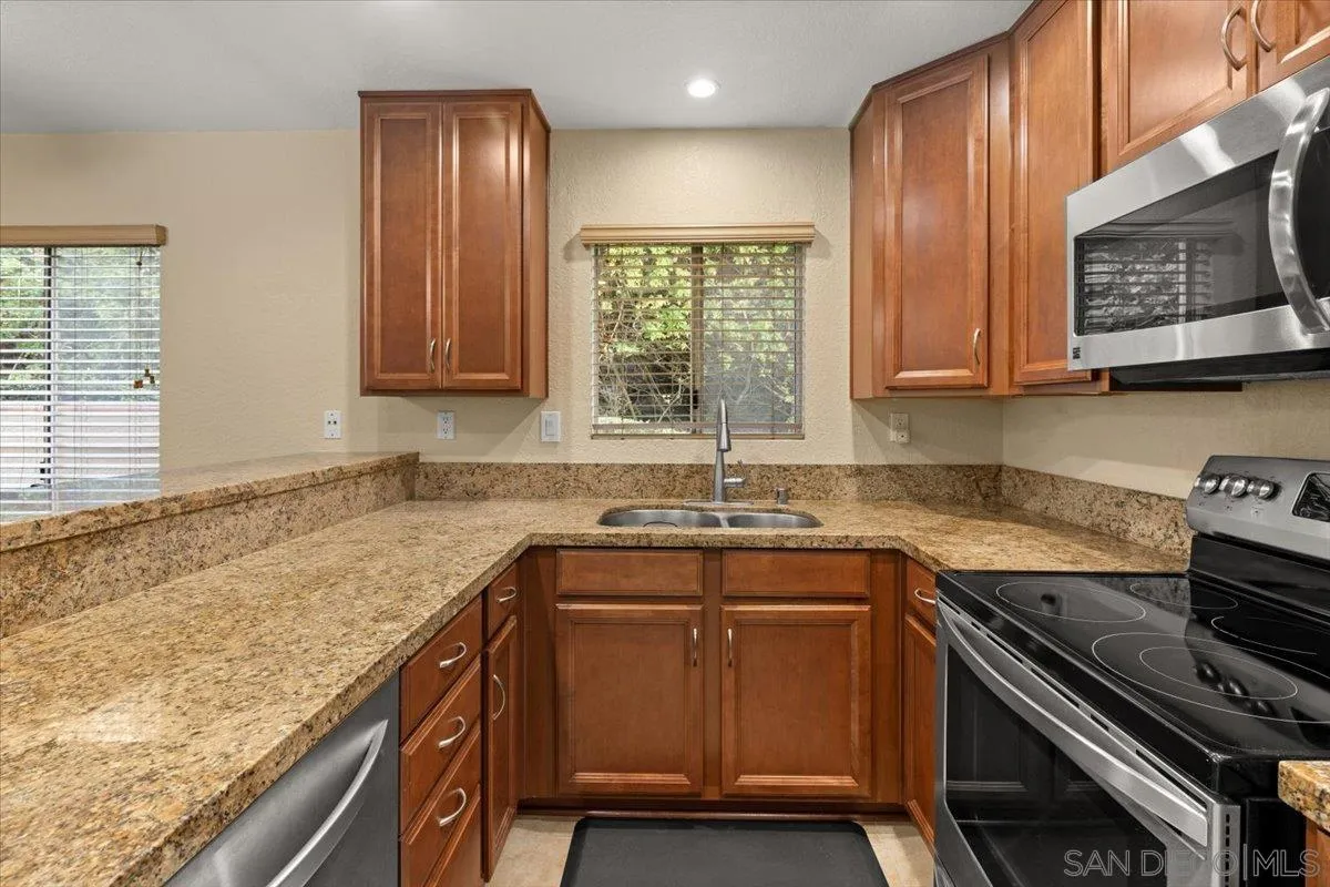 Photo #4: 240004799 Listing 