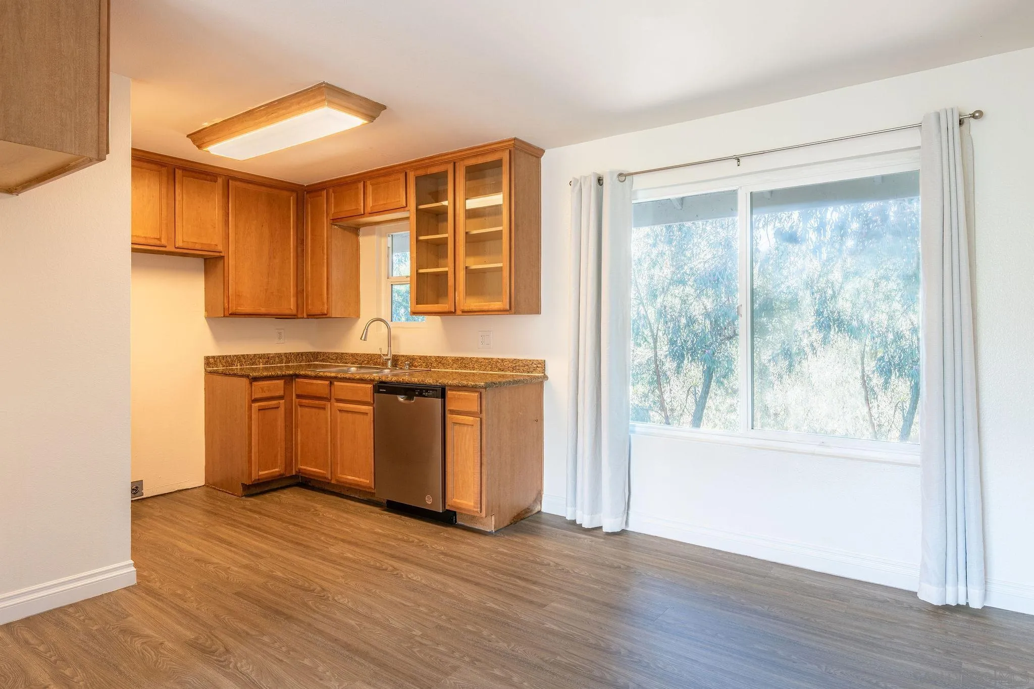 Photo #2: 240004915 Listing 