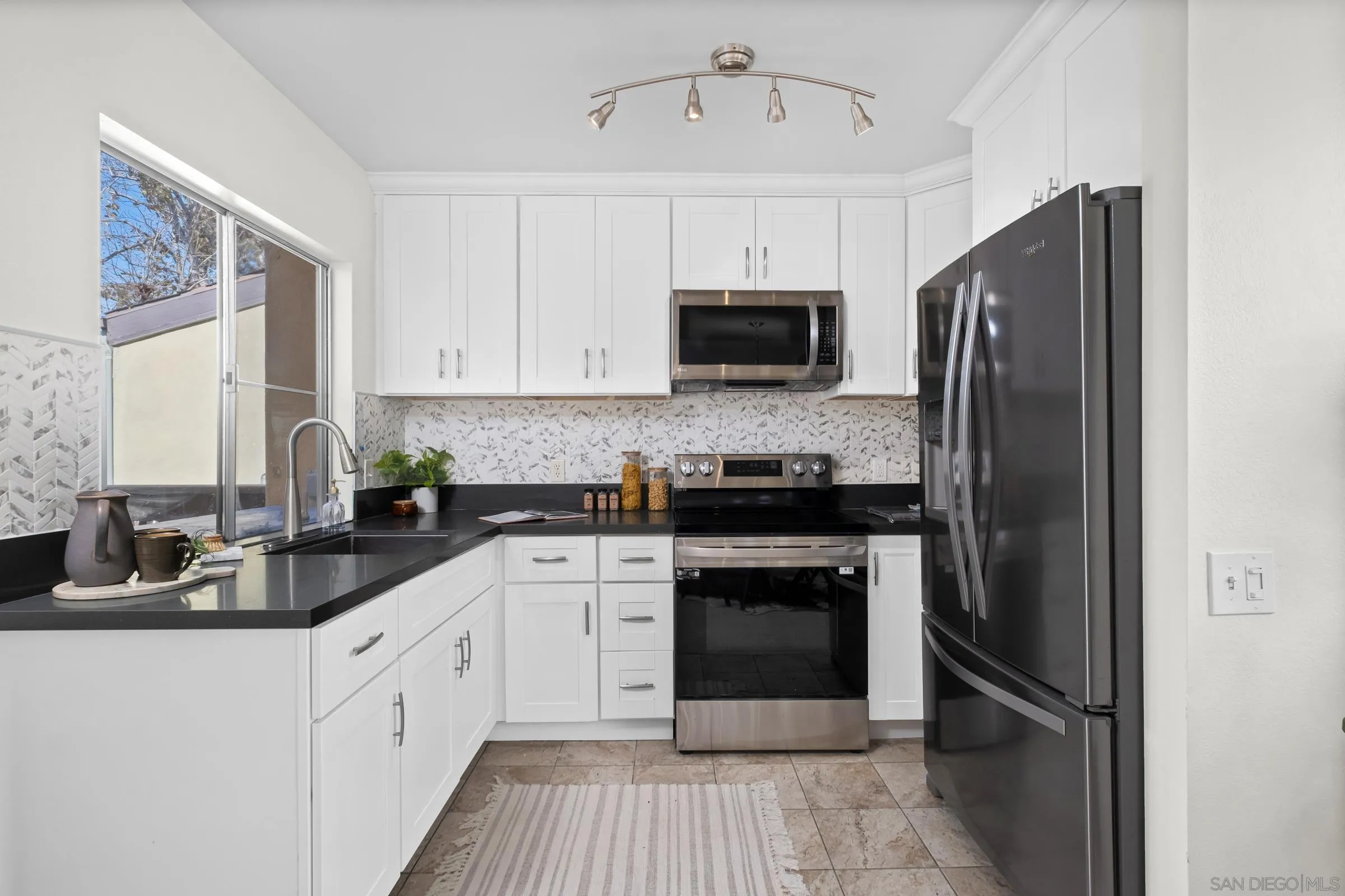 Photo #2: 240005535 Listing 