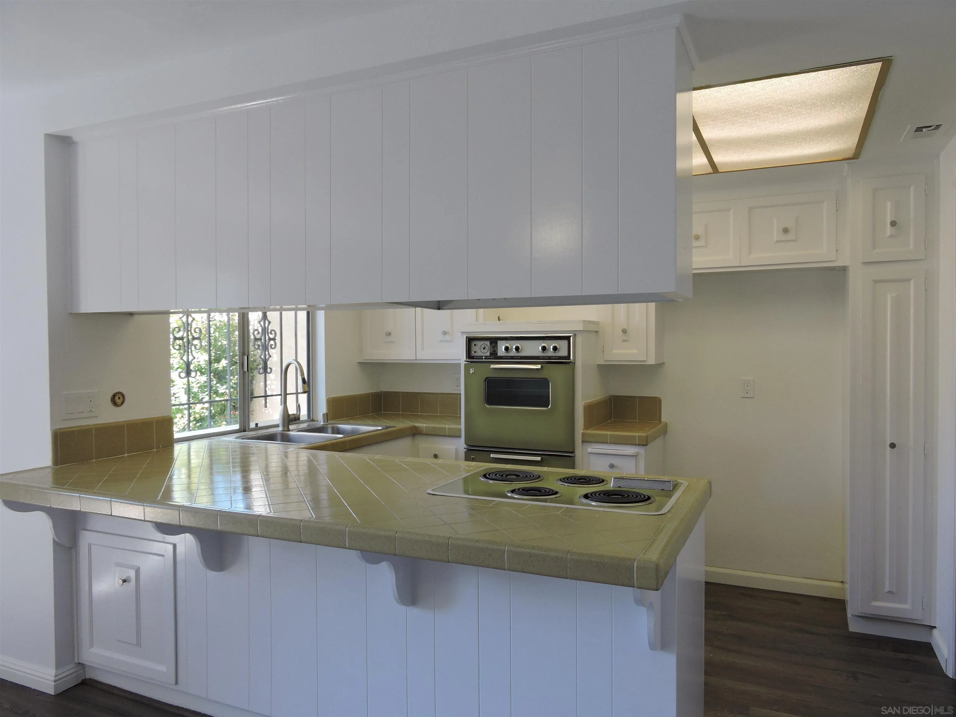 Photo #3: 240005571 Listing 