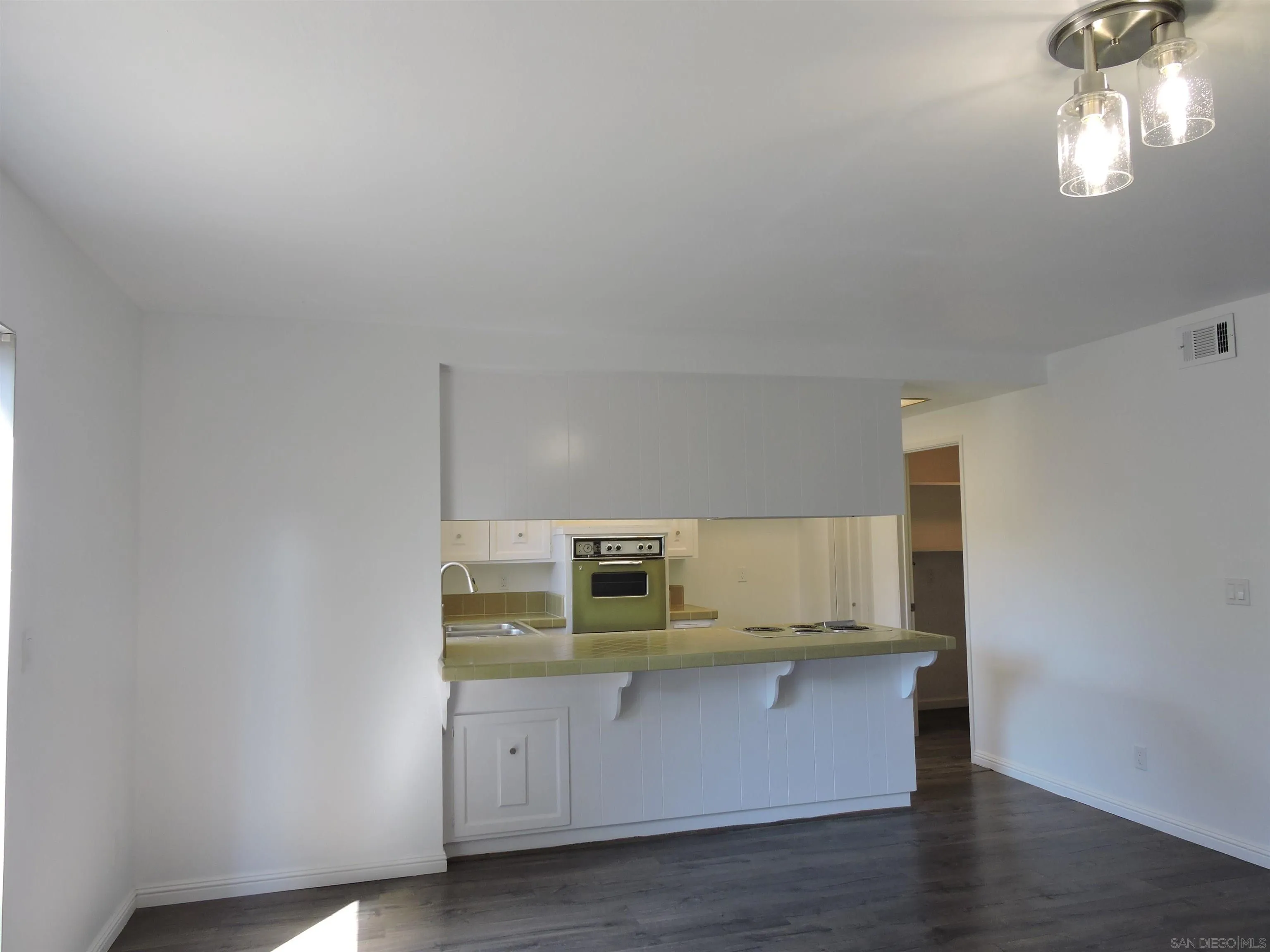Photo #5: 240005571 Listing 
