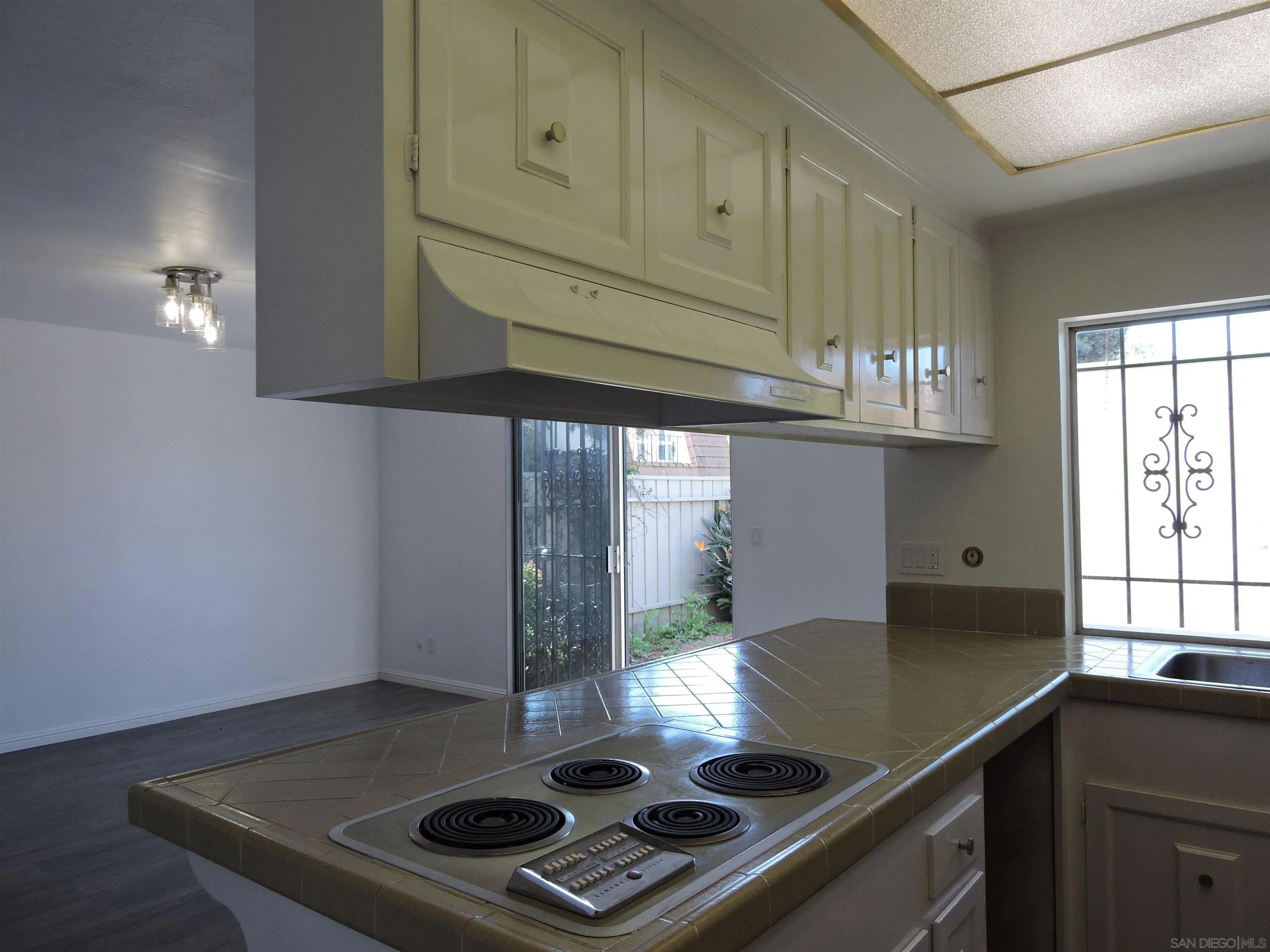 Photo #4: 240005571 Listing 