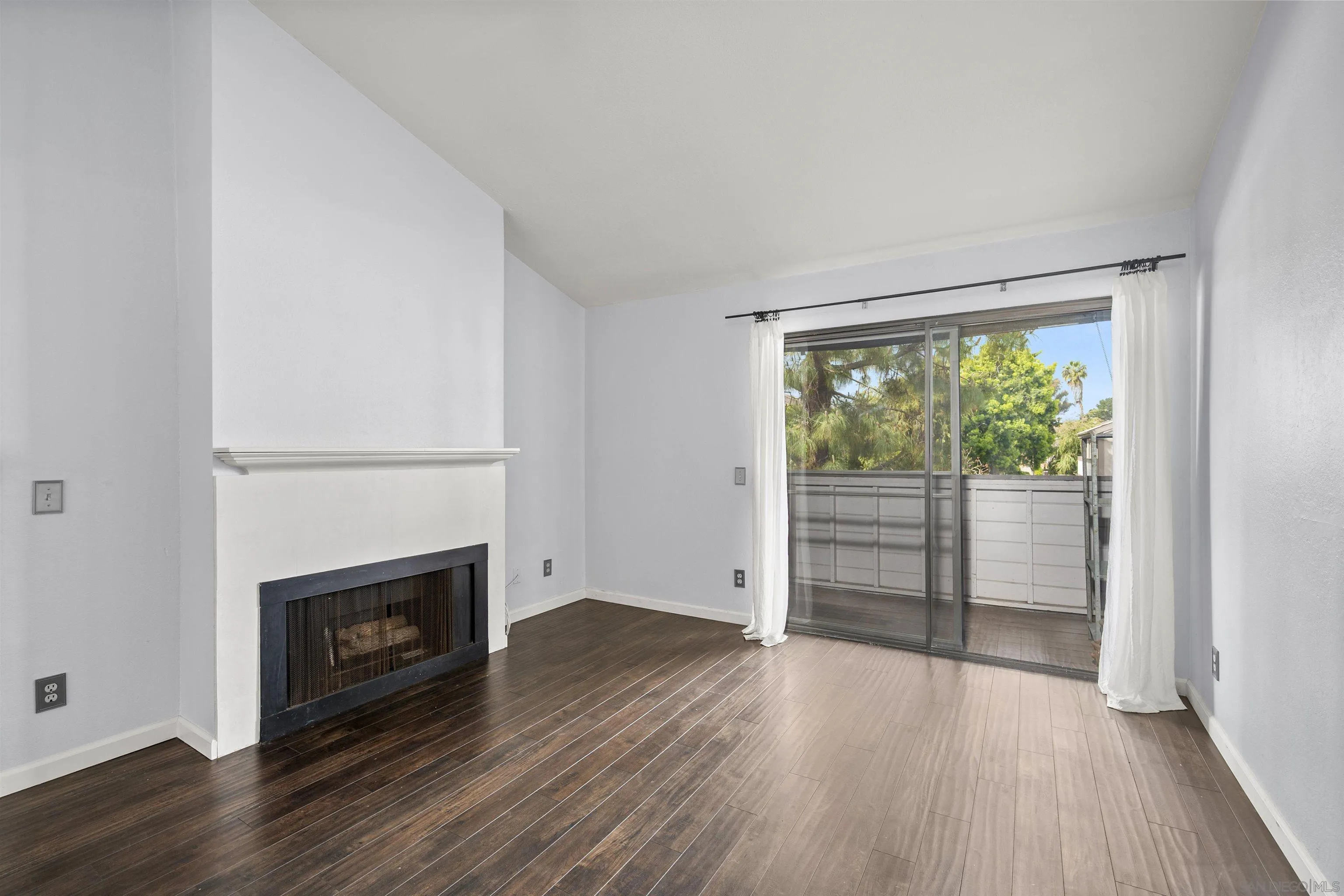 Photo #6: 240005629 Listing 