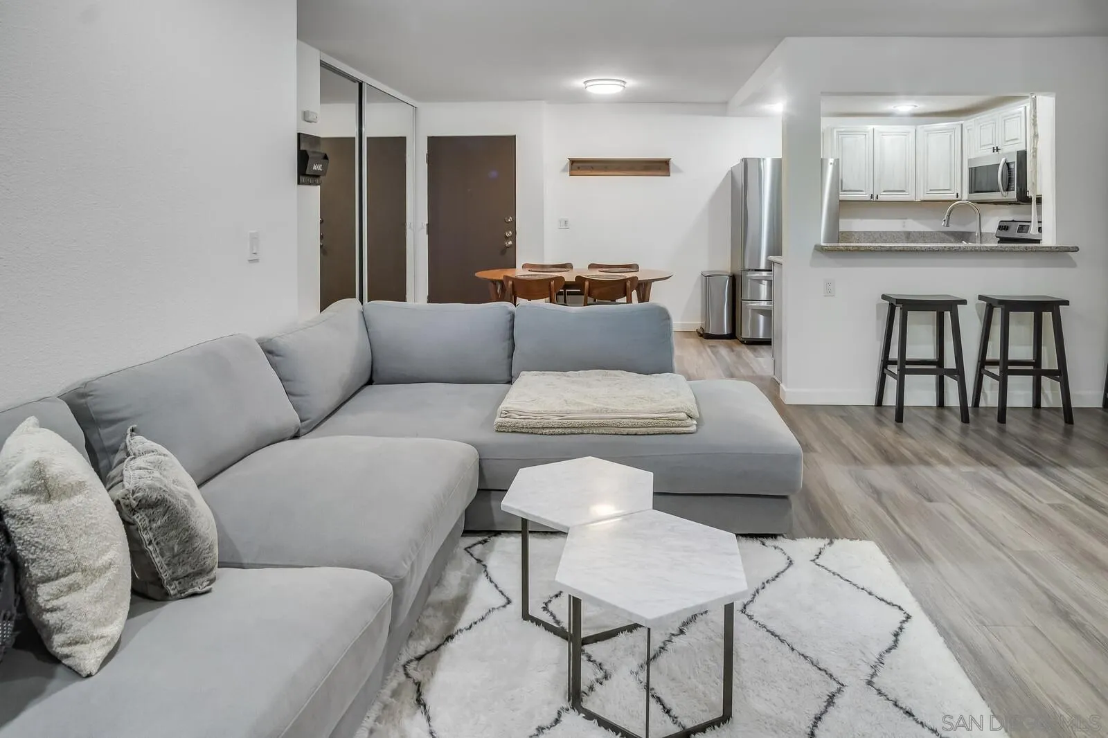 Photo #5: 240005846 Listing 