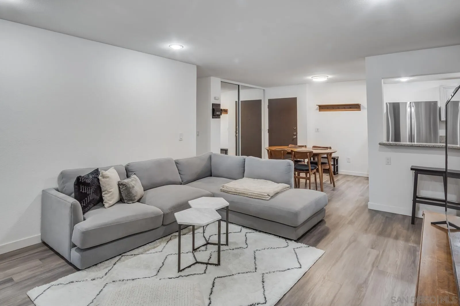 Photo #4: 240005846 Listing 
