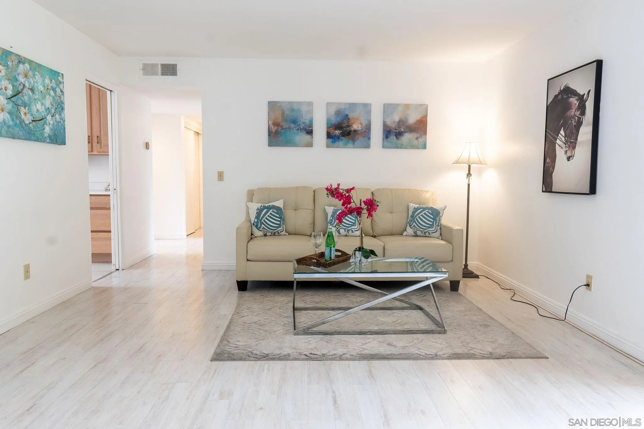 Photo #2: 240006196 Listing 