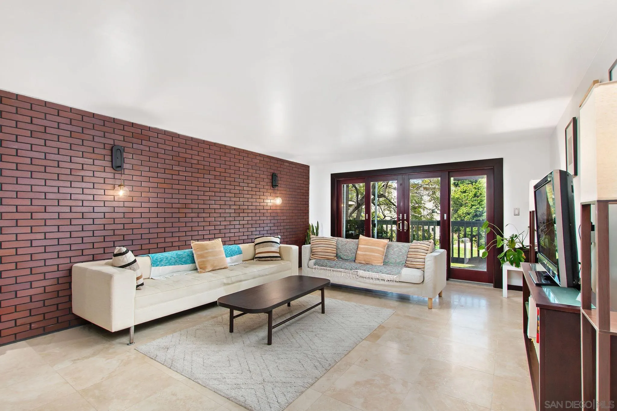 Photo #2: 240006574 Listing 