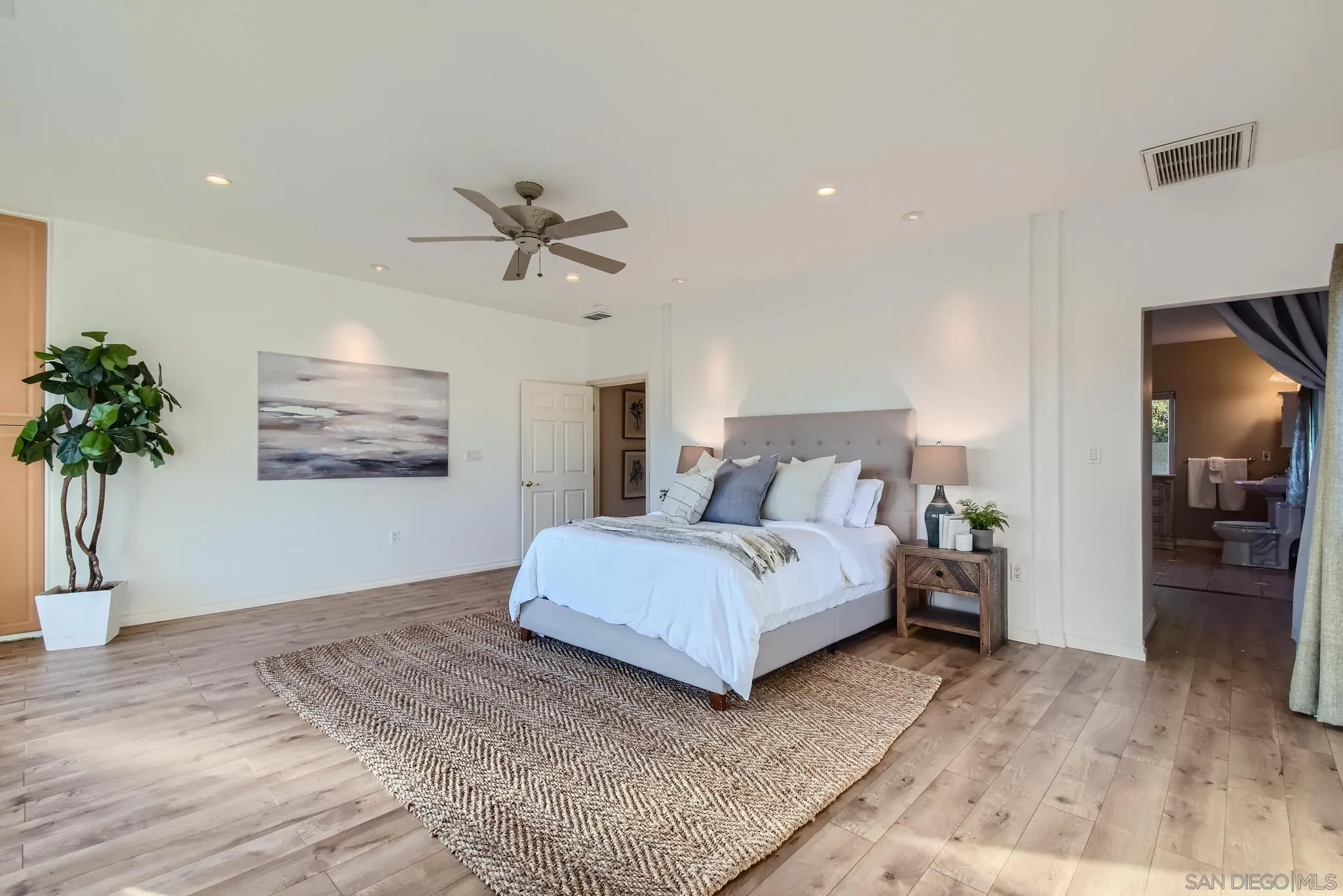 https://cdn.realtyfeed.com/cdn/127/240006705/a9d684d95499474f39f612b9e24b3ab2.webp