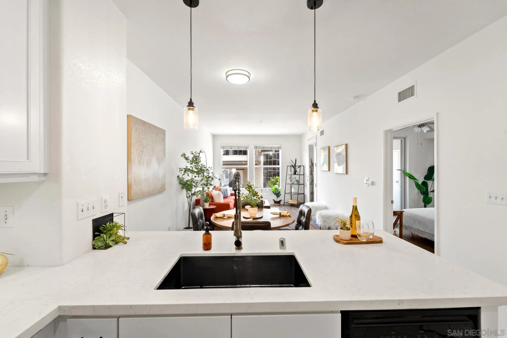 Photo #6: 240008367 Listing 