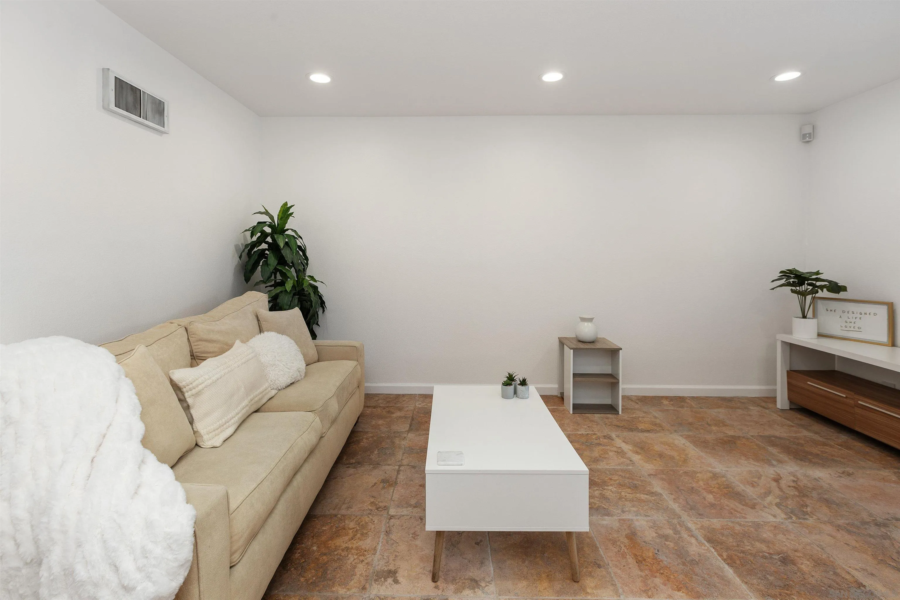 Photo #5: 240008494 Listing 