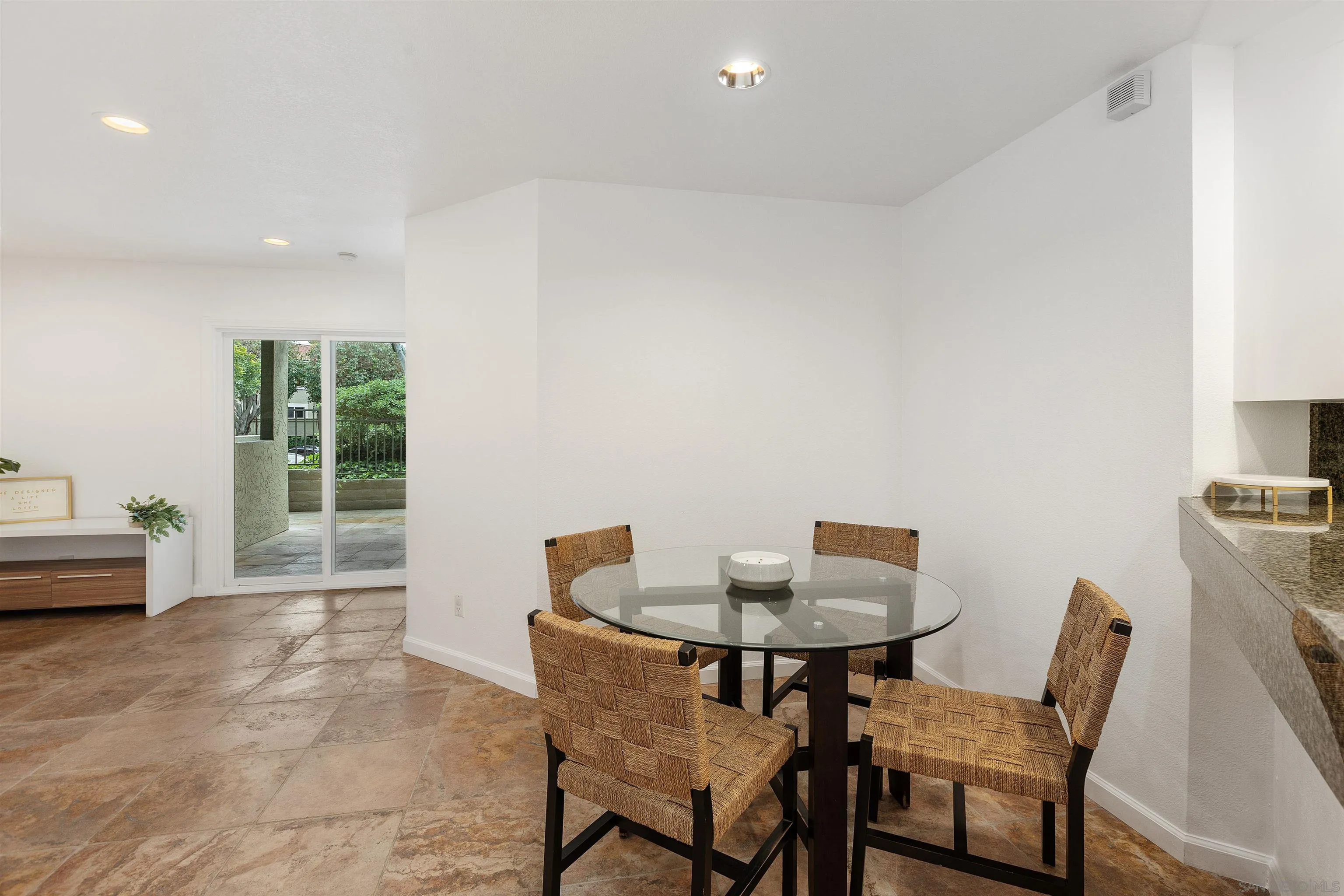 Photo #4: 240008494 Listing 