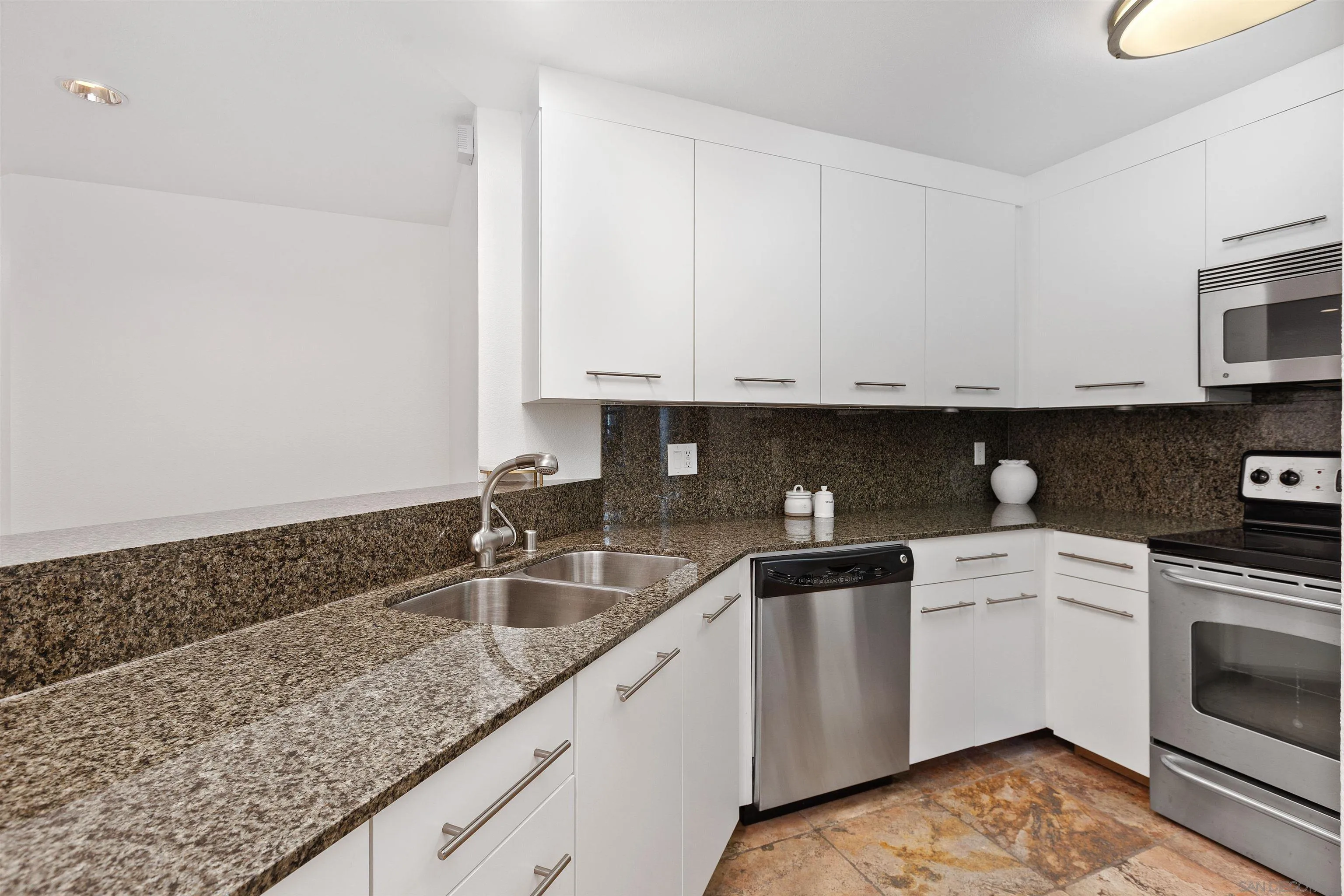Photo #2: 240008494 Listing 