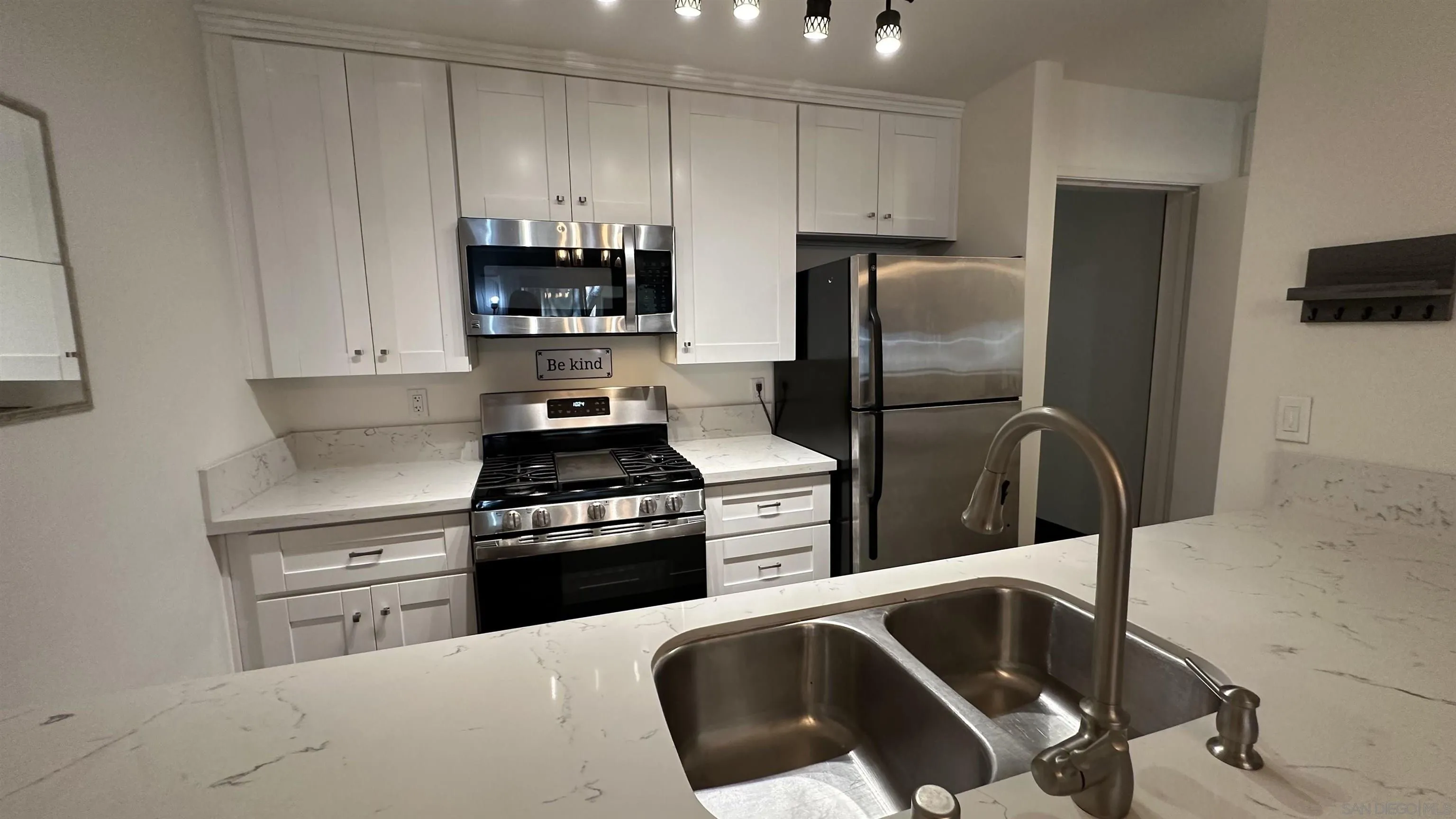 Photo #5: 240008553 Listing 