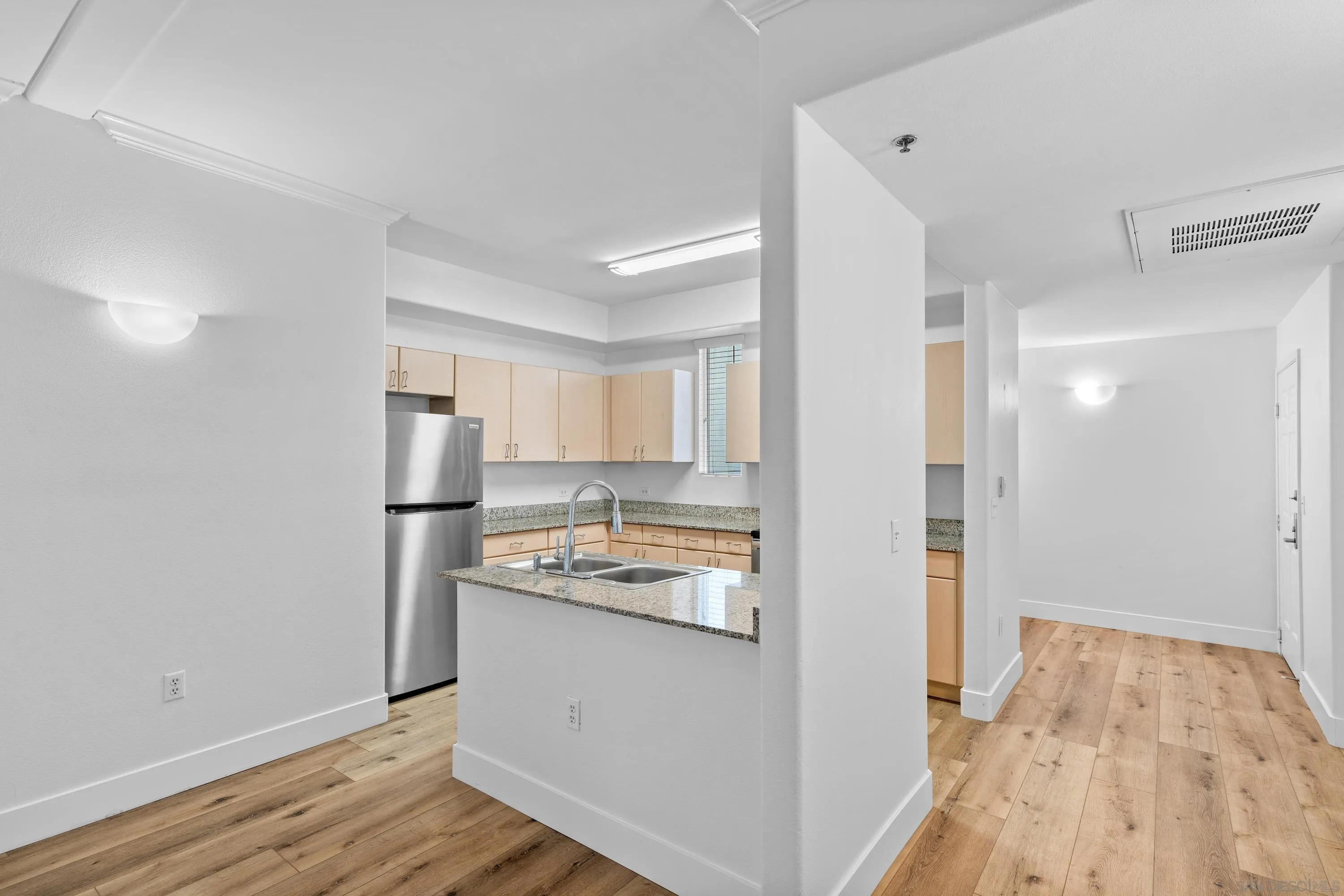 Photo #5: 240009808 Listing 