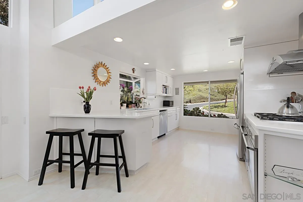 Photo #5: 240009952 Listing 