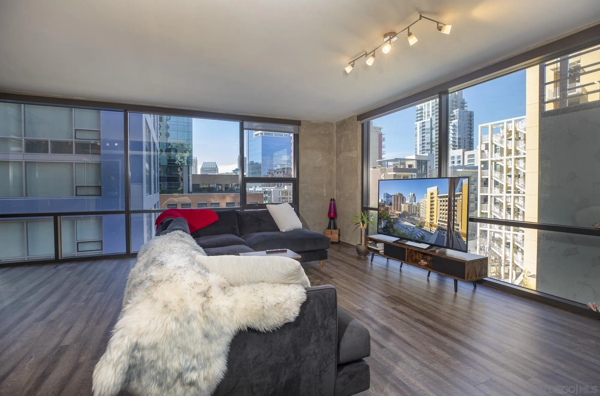 Photo #4: 240010127 Listing 