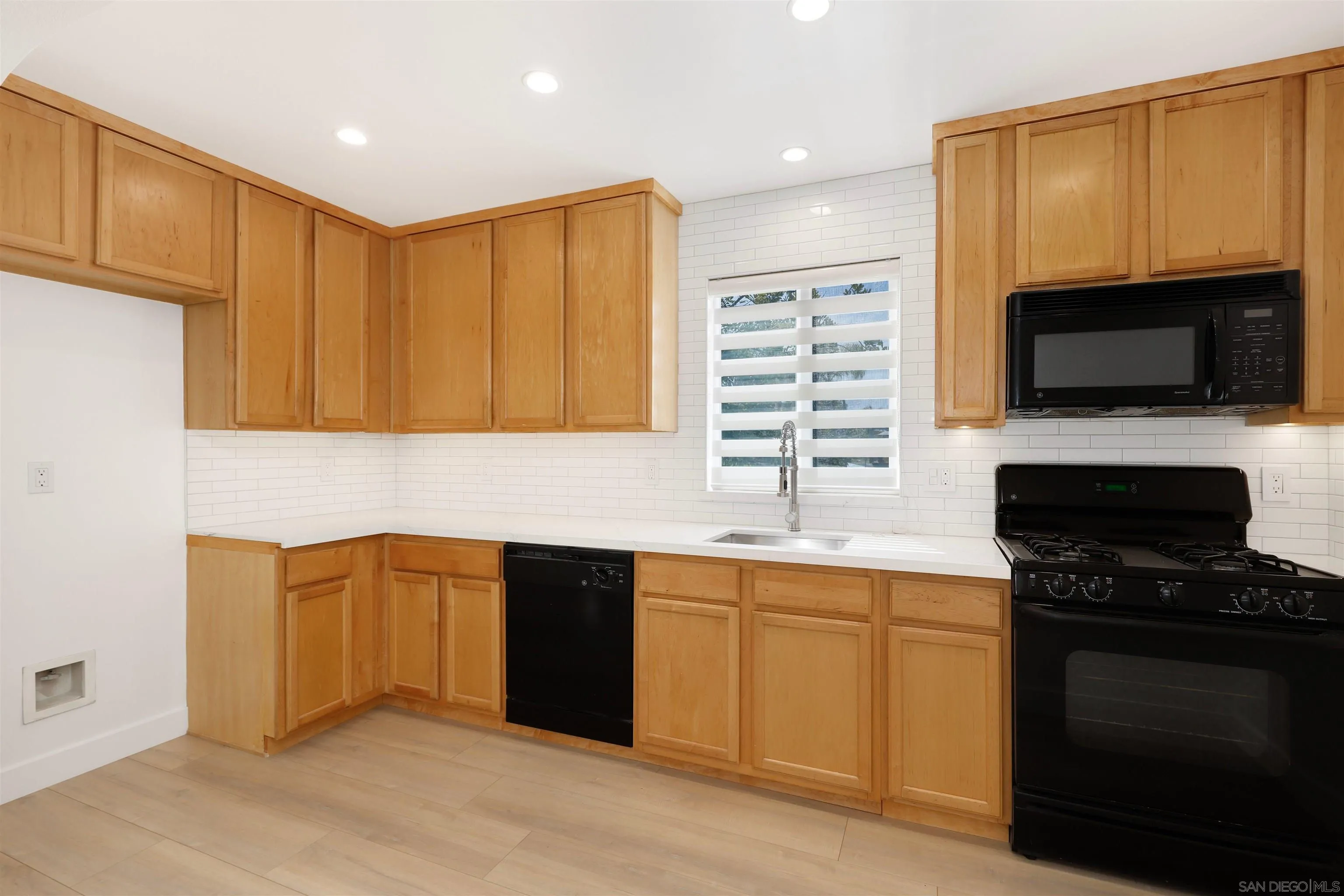 Photo #5: 240010663 Listing 