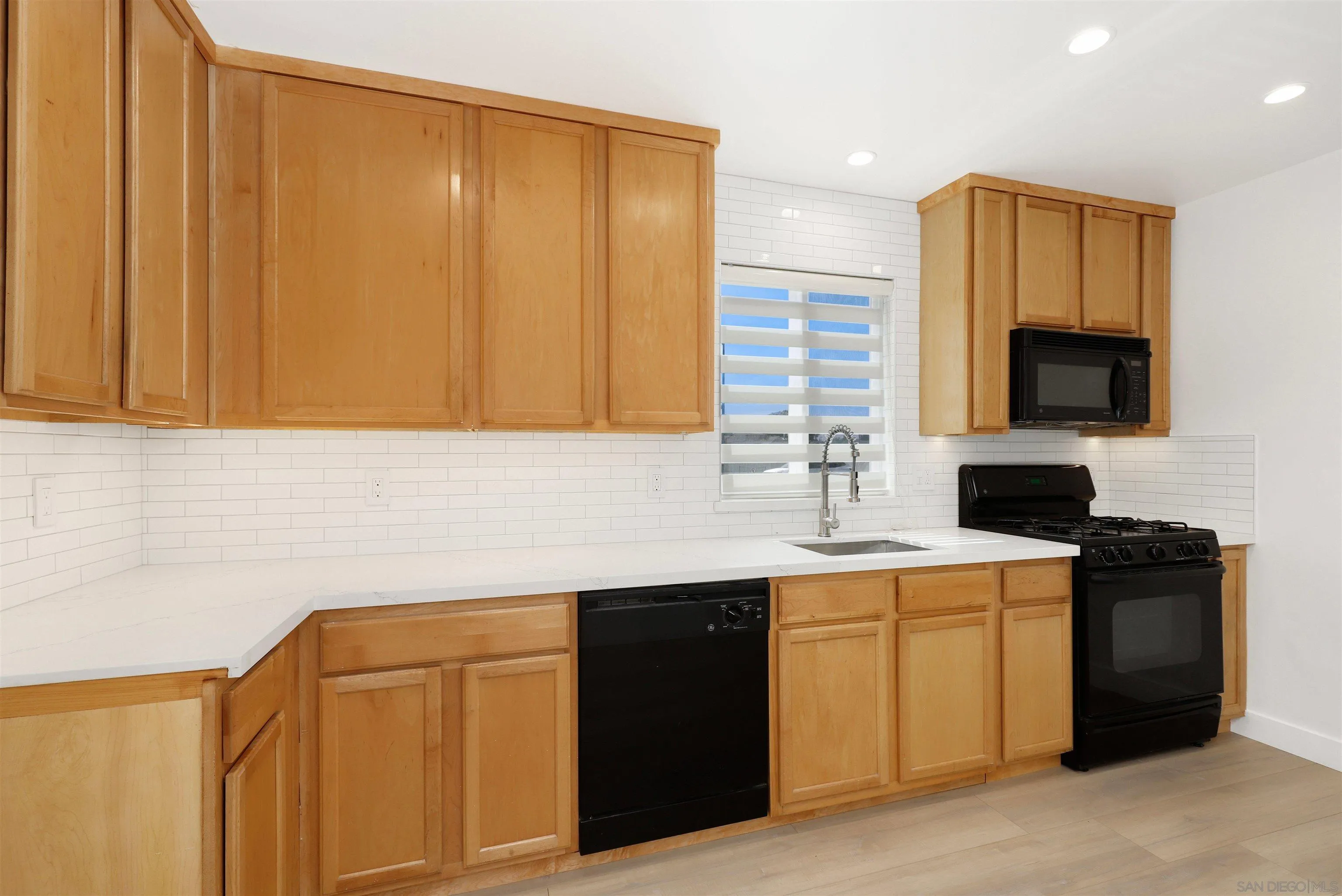 Photo #4: 240010663 Listing 
