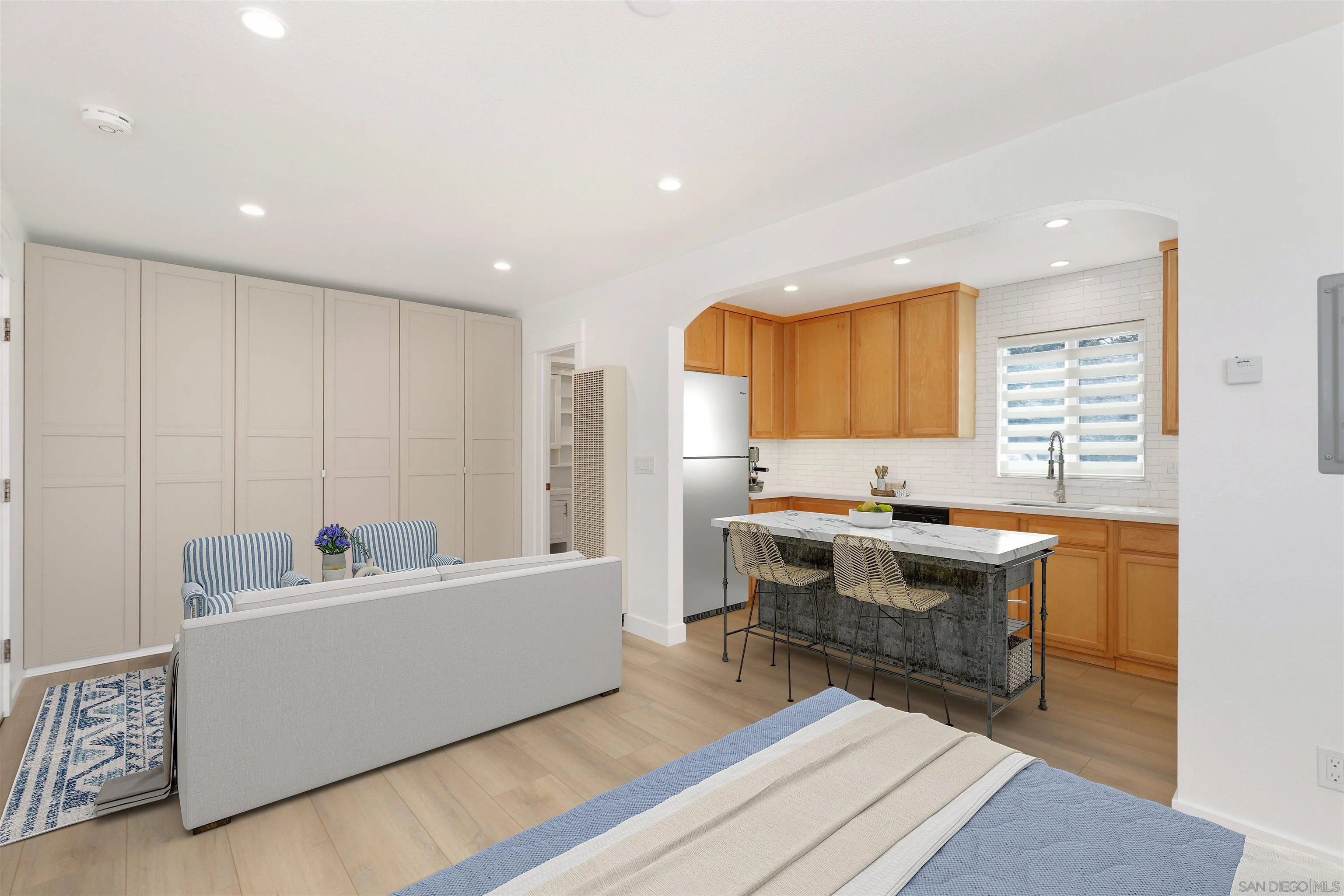 Photo #2: 240010663 Listing 
