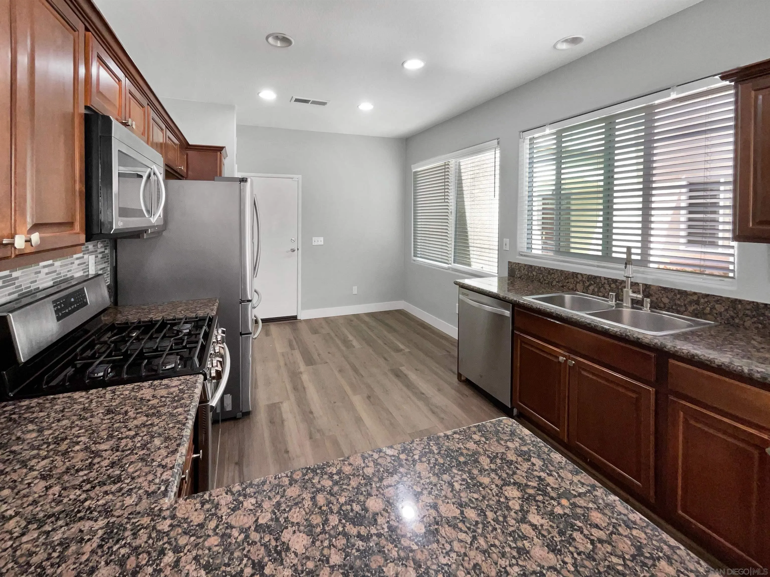 Photo #3: 240011043 Listing 