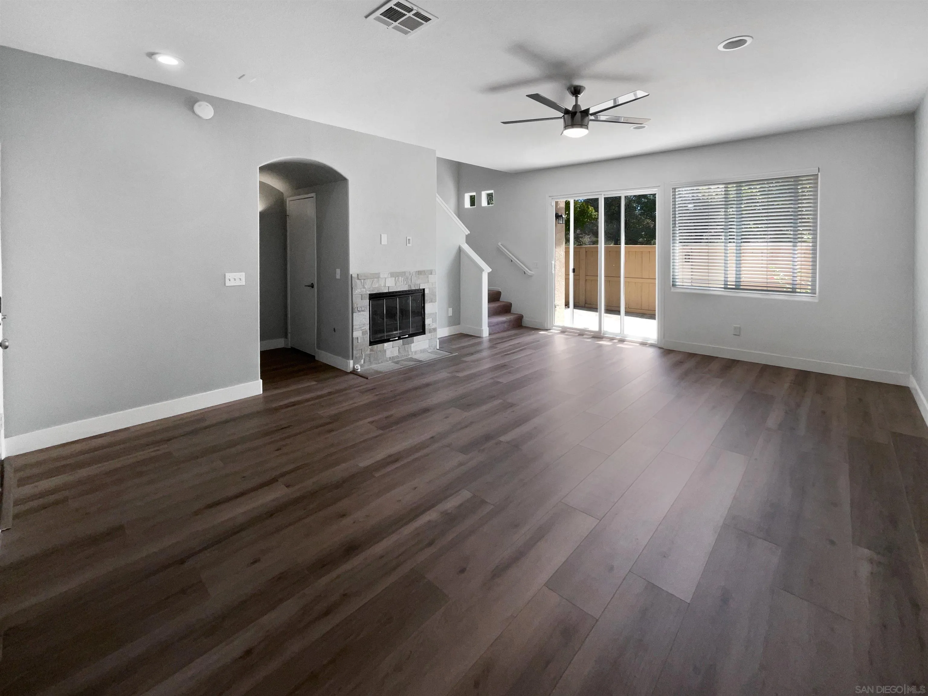 Photo #5: 240011043 Listing 
