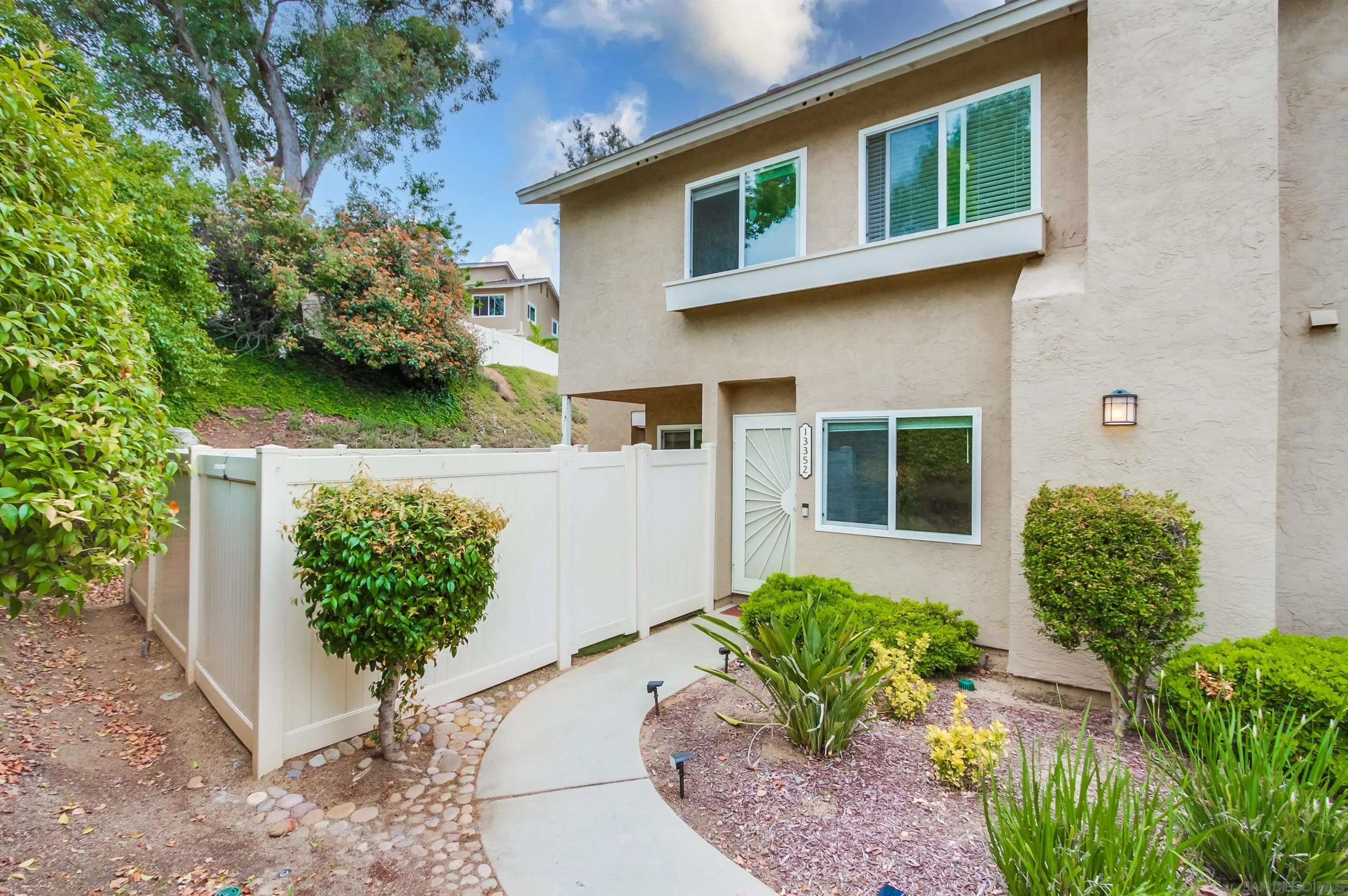 Photo #2: 240011696 Listing 