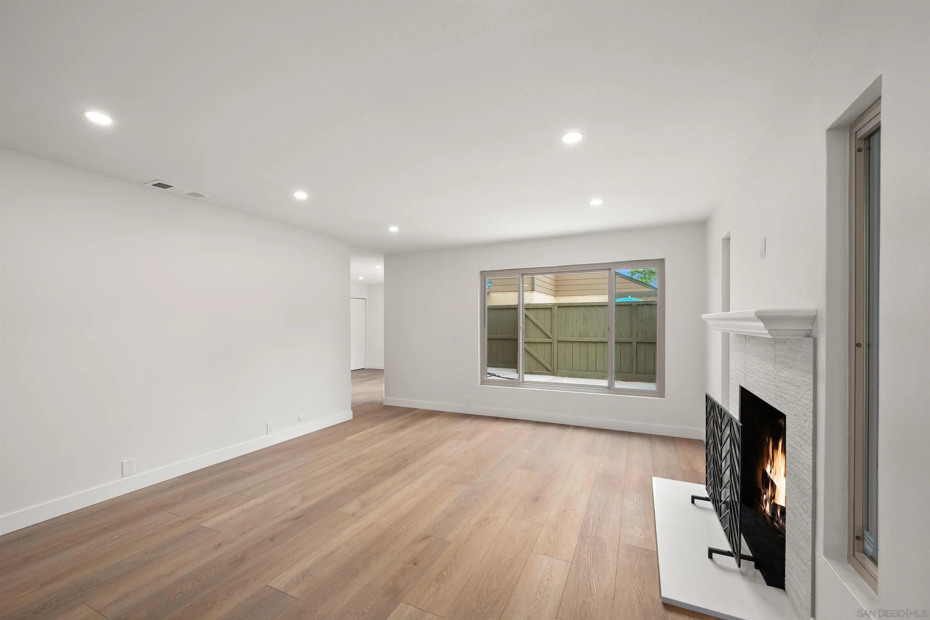 Photo #3: 240011898 Listing 