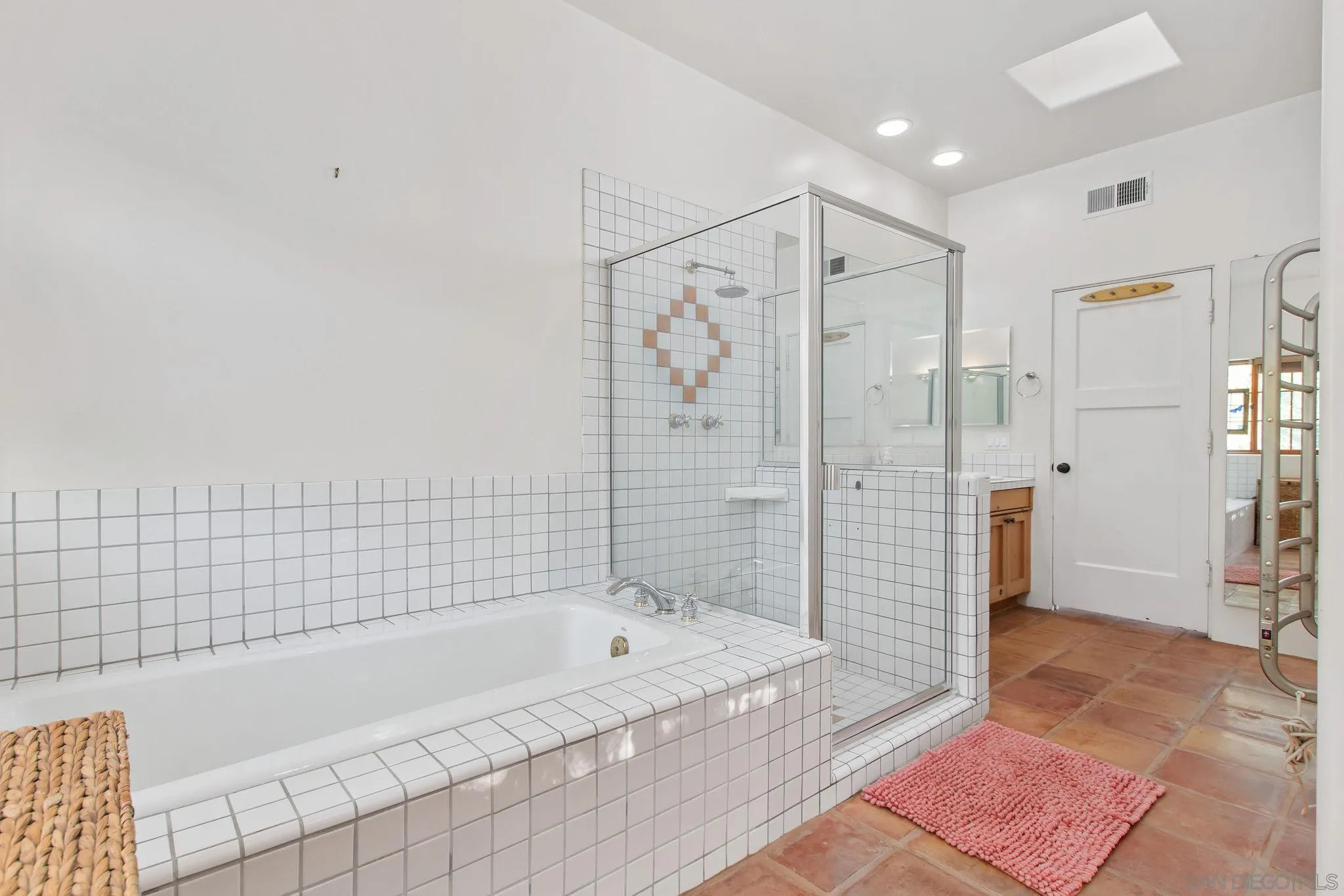 https://cdn.realtyfeed.com/cdn/127/240012195/4246333924a082988844fc72d9326538.webp