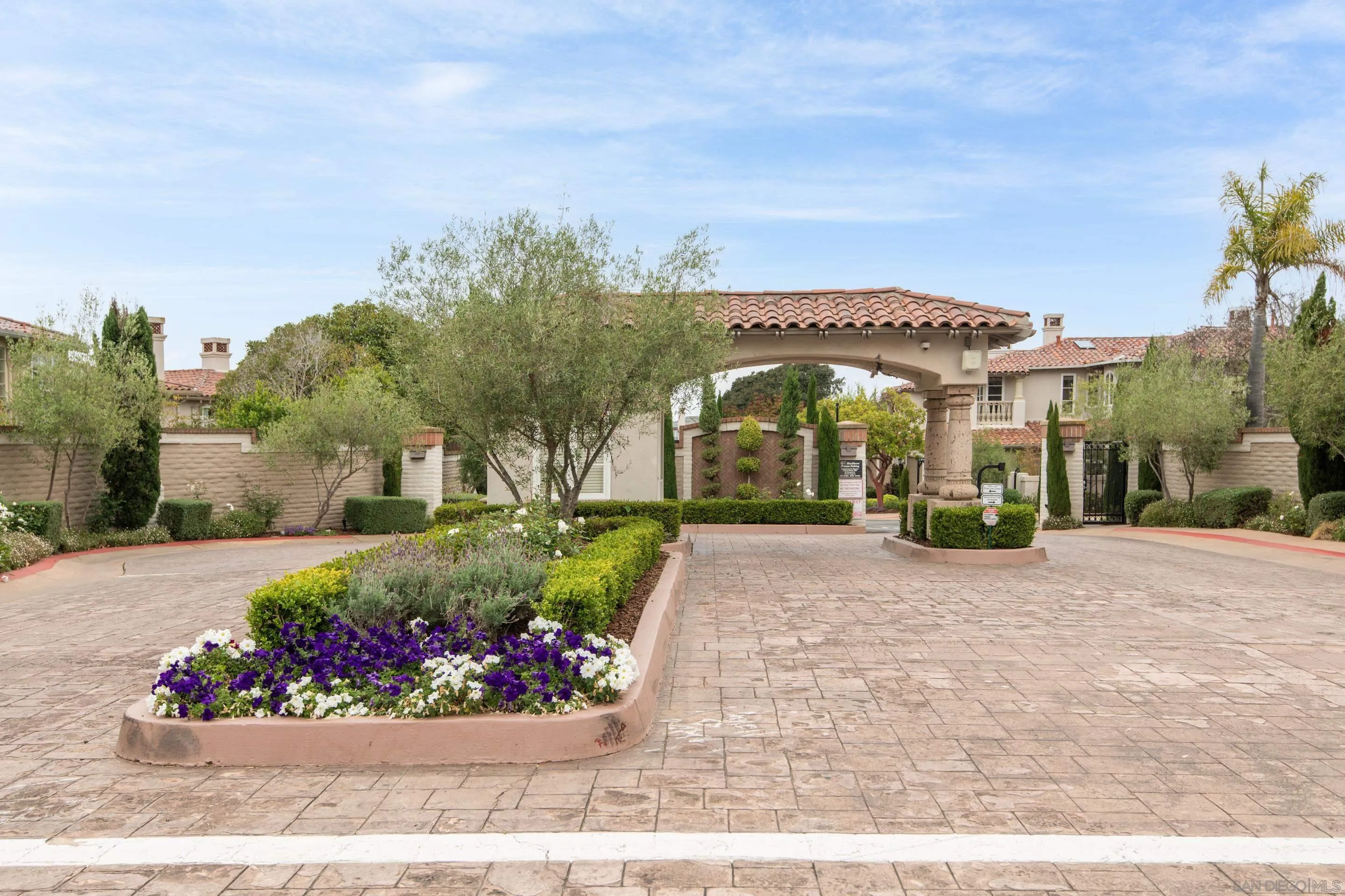 Photo #2: 240012749 Listing 