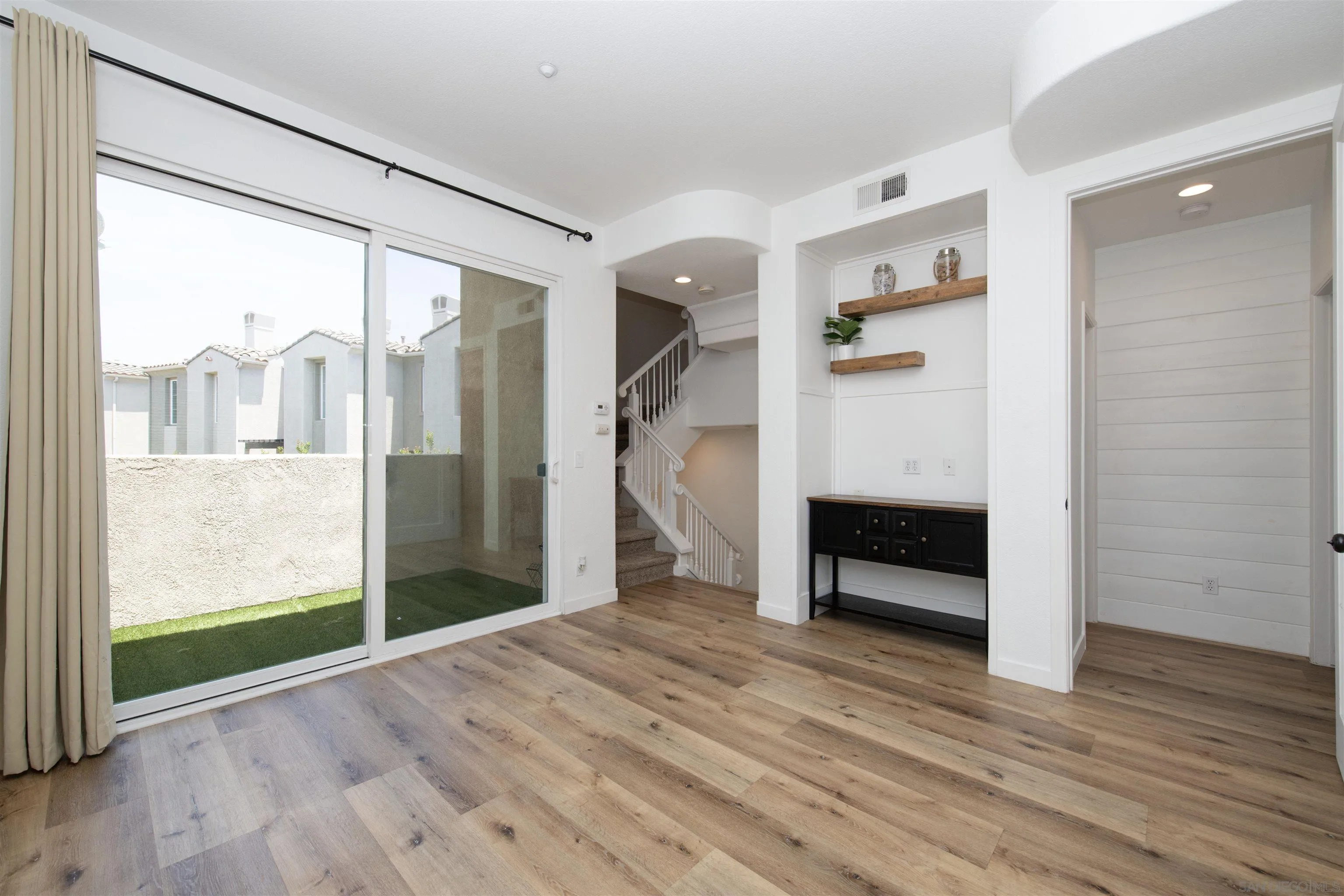 Photo #2: 240012764 Listing 