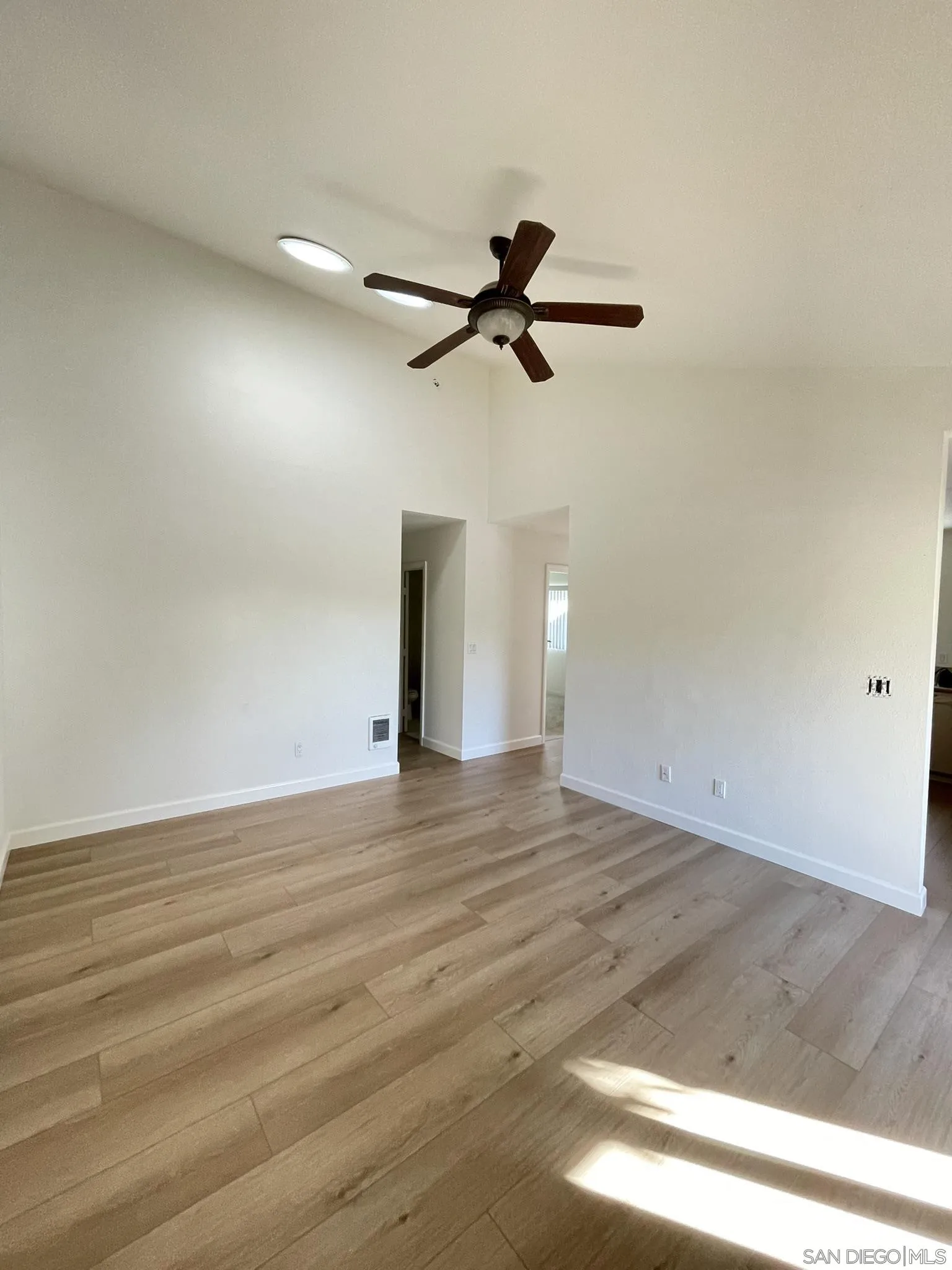Photo #5: 240012899 Listing 