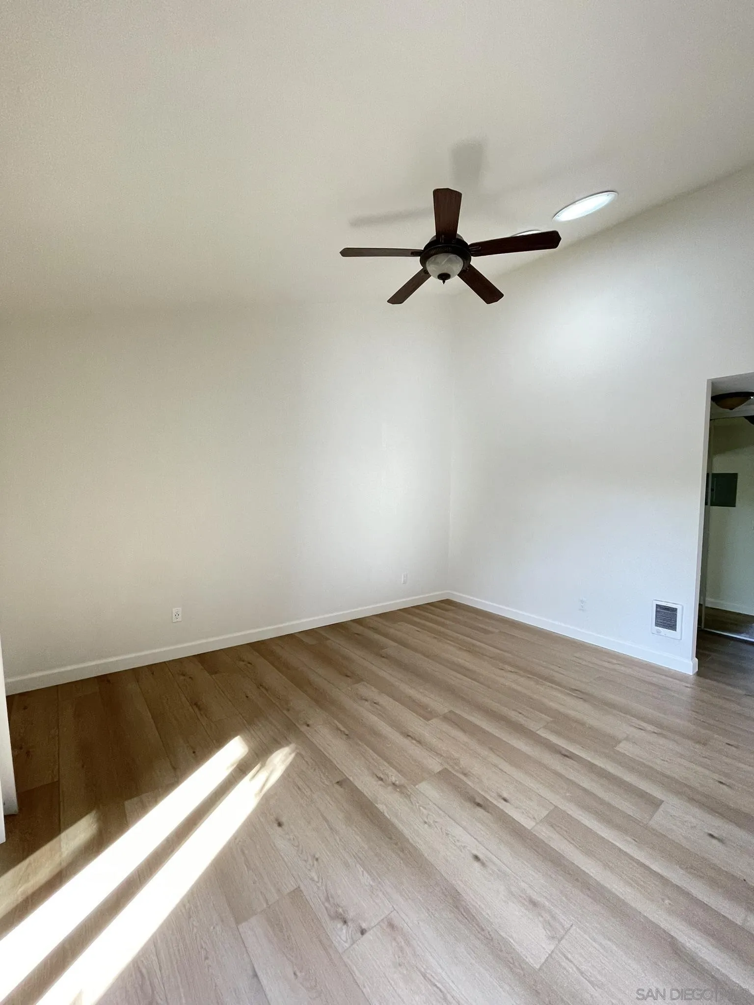 Photo #4: 240012899 Listing 