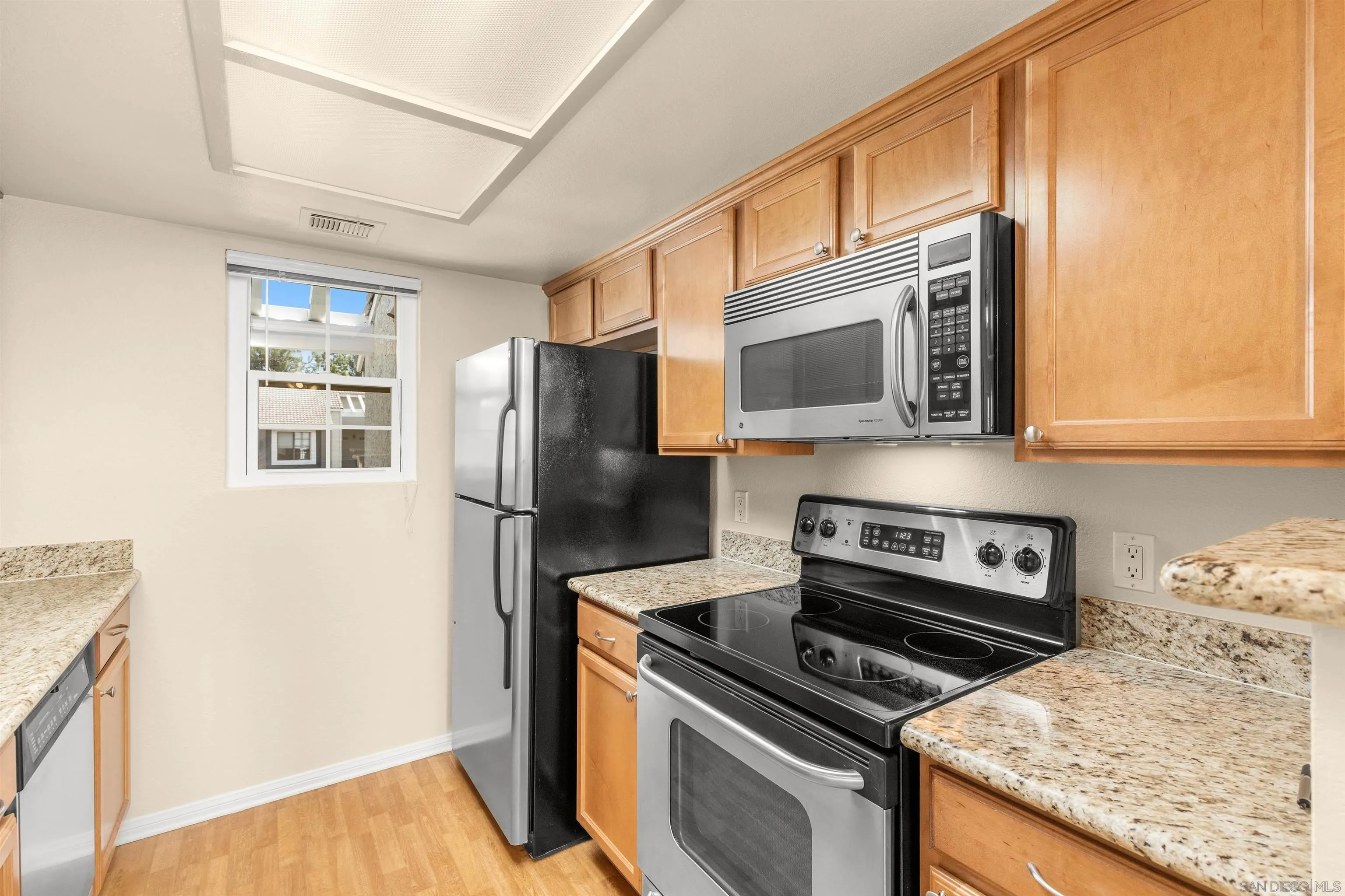 https://cdn.realtyfeed.com/cdn/127/240013069/ee073b3f31d712481942c96e7ea4e60c.webp