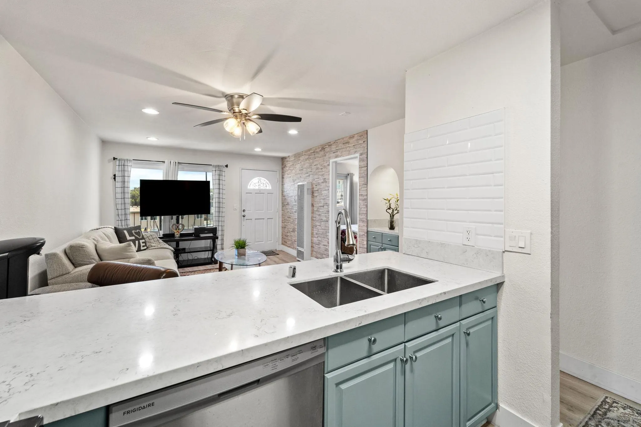 https://cdn.realtyfeed.com/cdn/127/240013416/37a9394da196105e3cf2a6d2c5064d66.webp