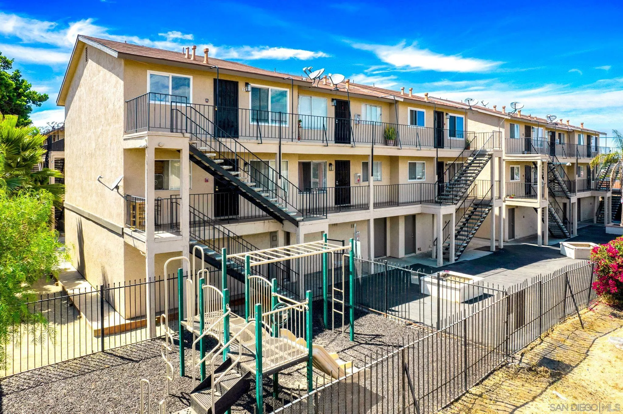 https://cdn.realtyfeed.com/cdn/127/240013416/bcb3fc4d1b7b950f8358479bb6b568b2.webp