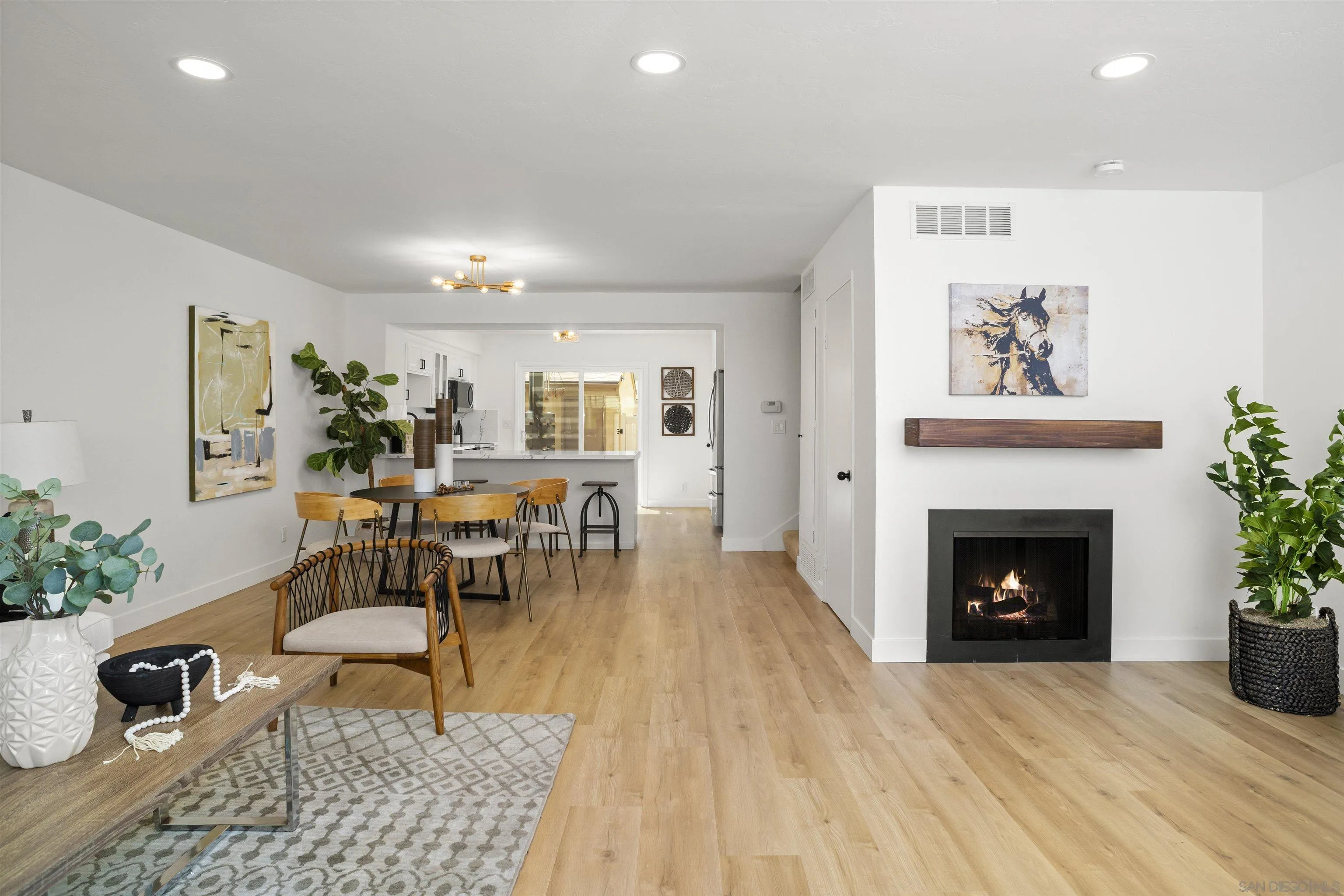 Photo #2: 240013621 Listing 