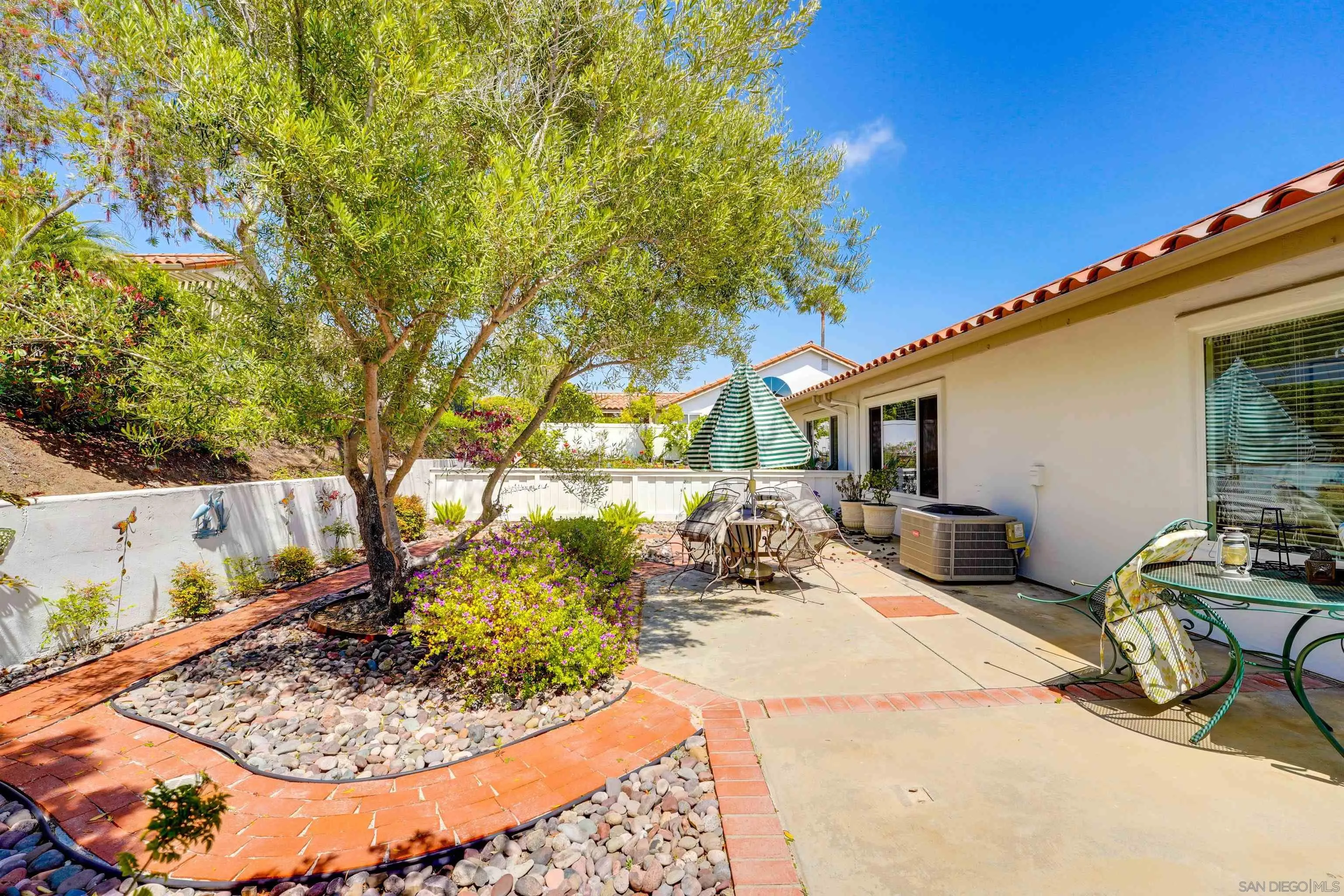 Photo #2: 240013817 Listing 