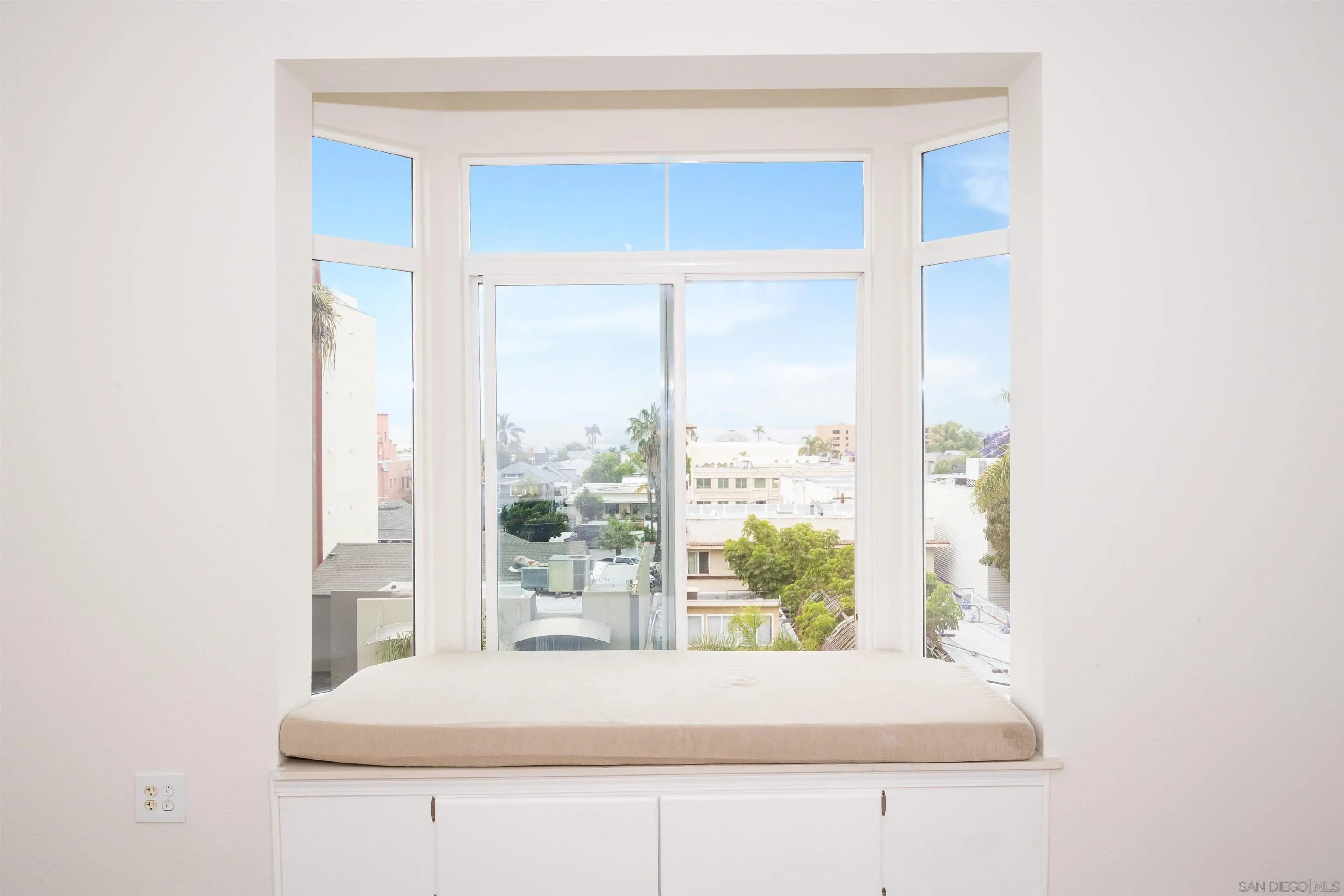 Photo #4: 240013903 Listing 