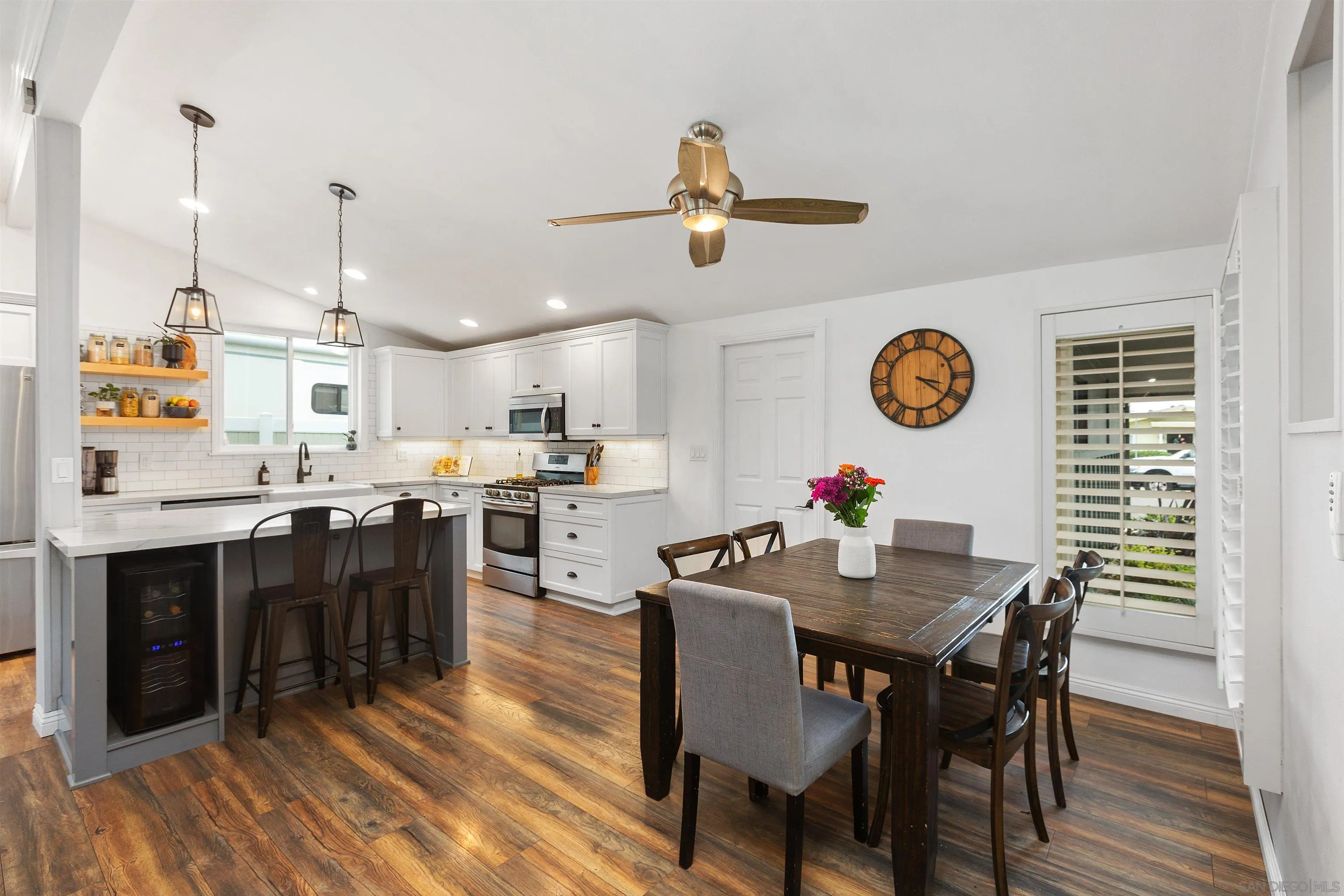 https://cdn.realtyfeed.com/cdn/127/240014207/761f17cec107762052524eb9d6bf182a.webp