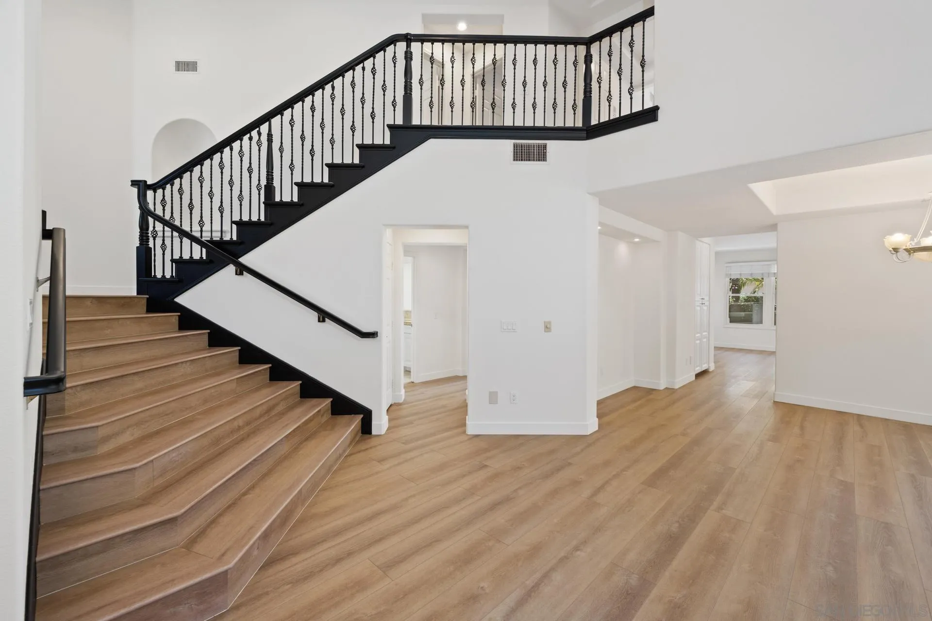 Photo #2: 240014515 Listing 