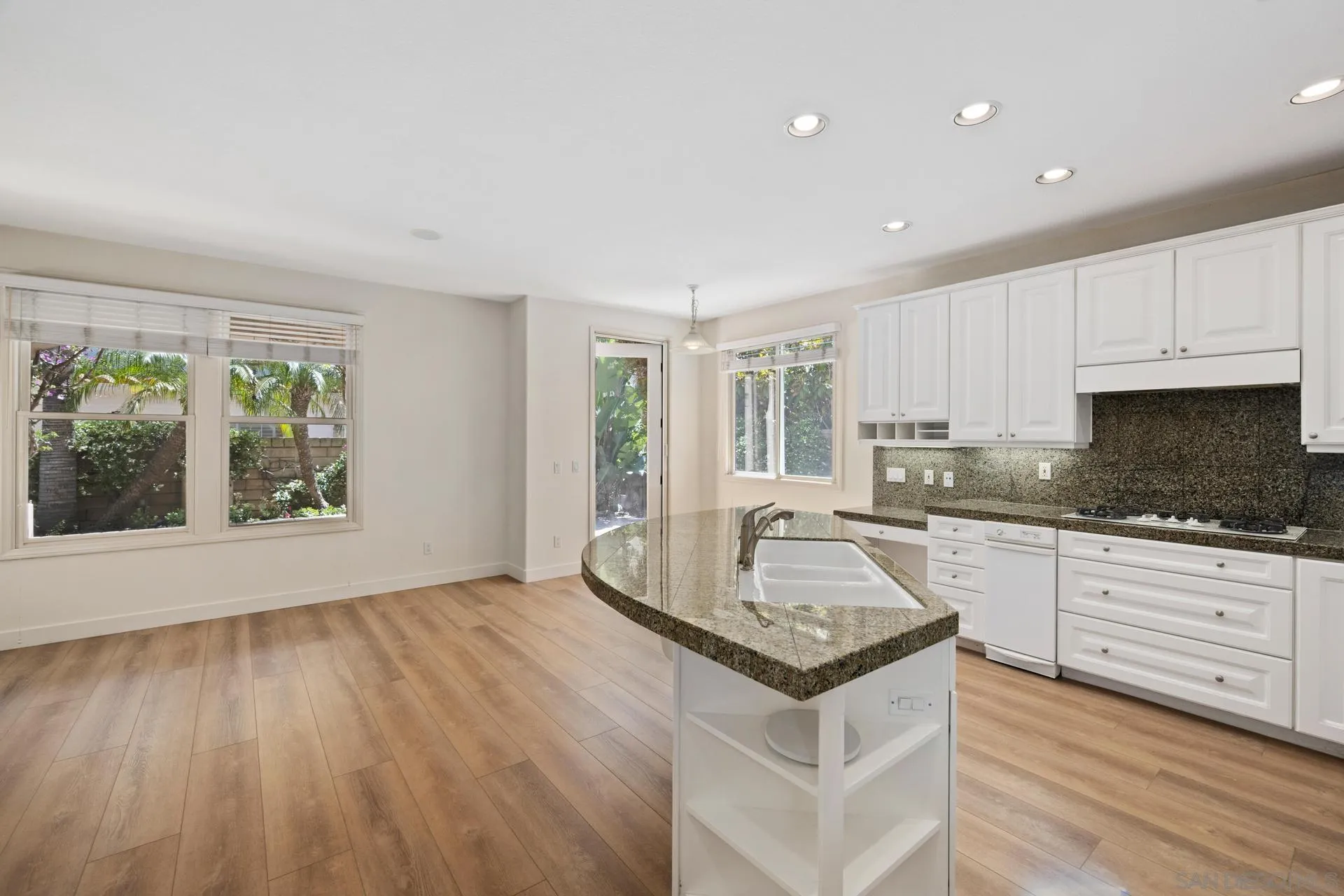 Photo #6: 240014515 Listing 