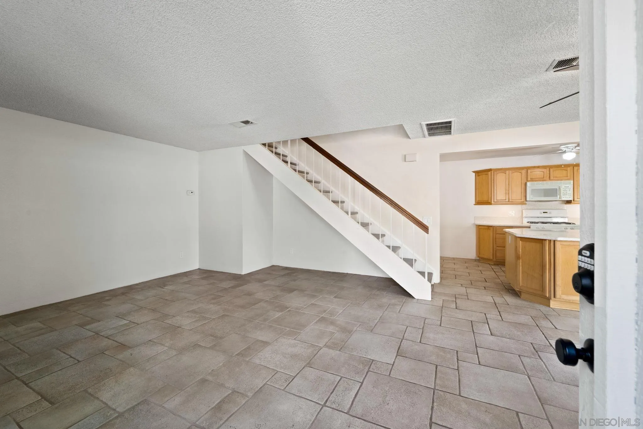 Photo #4: 240014802 Listing 